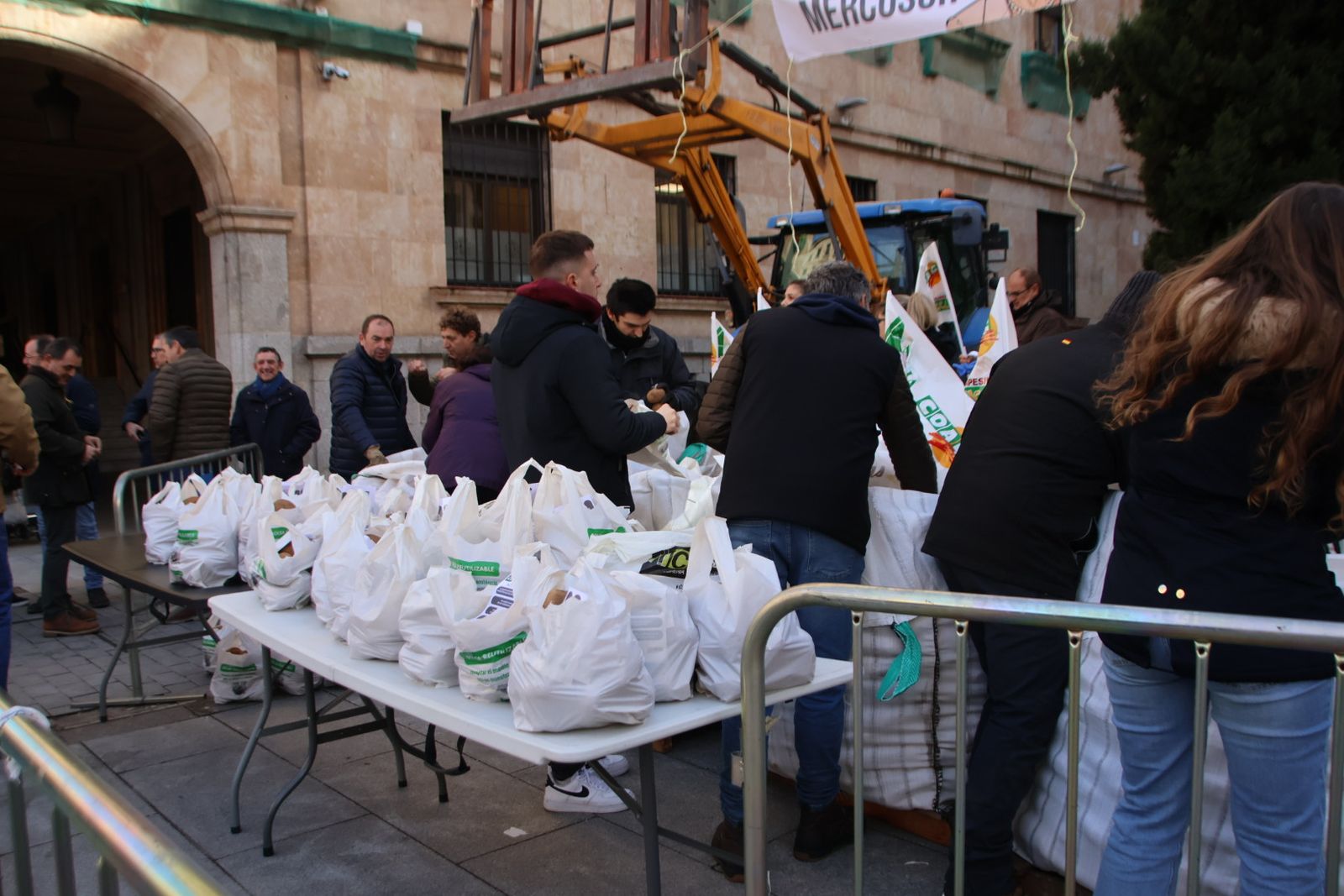Reparto de 4.000 kg de patatas