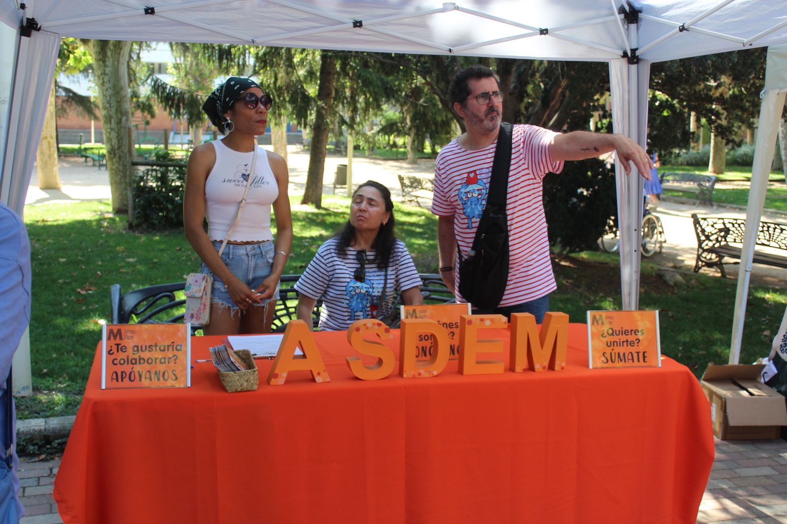 El concejal de Participación Social, Roberto Martín, asiste a la celebración de una nueva edición de la campaña ‘Mójate por la Esclerosis Múltiple’ de ASDEM.