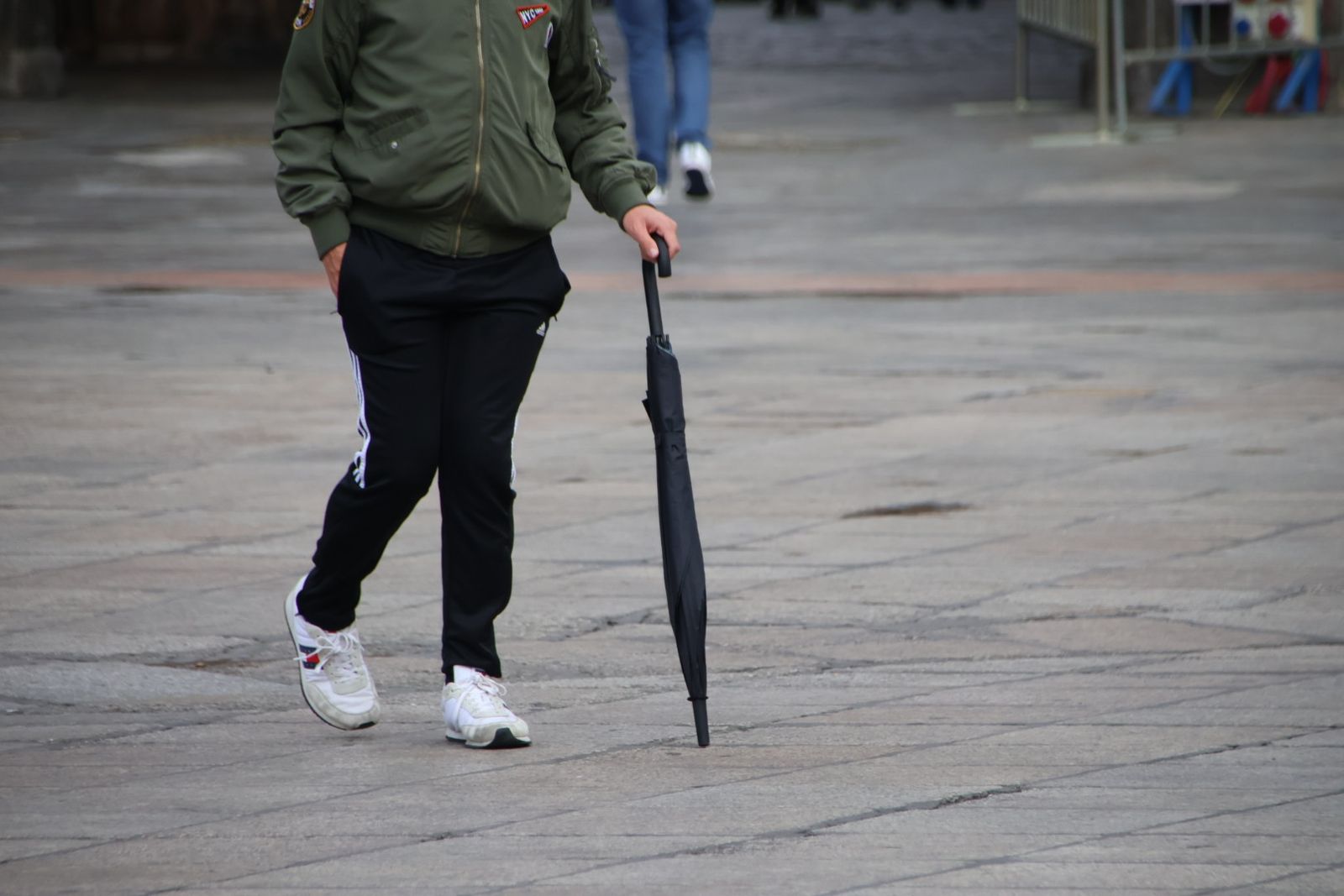 Persona paseando con paraguas