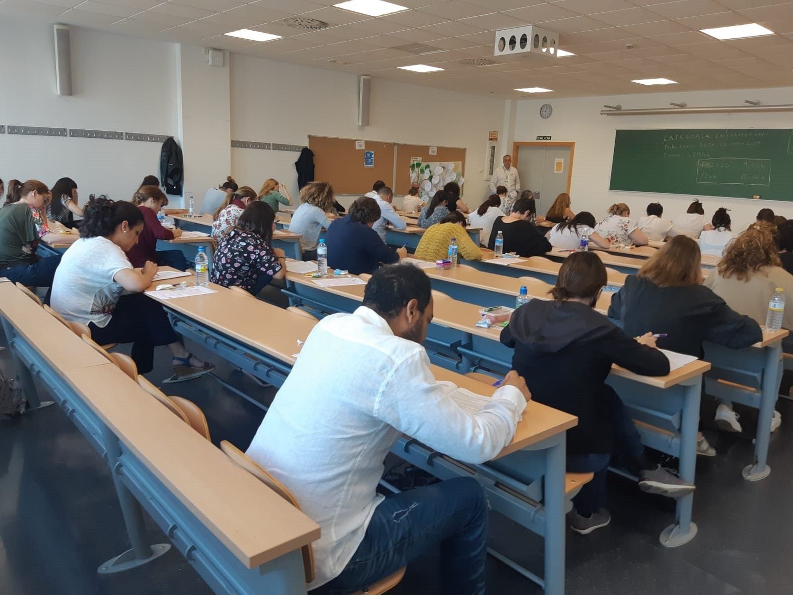 Opositores en un aula