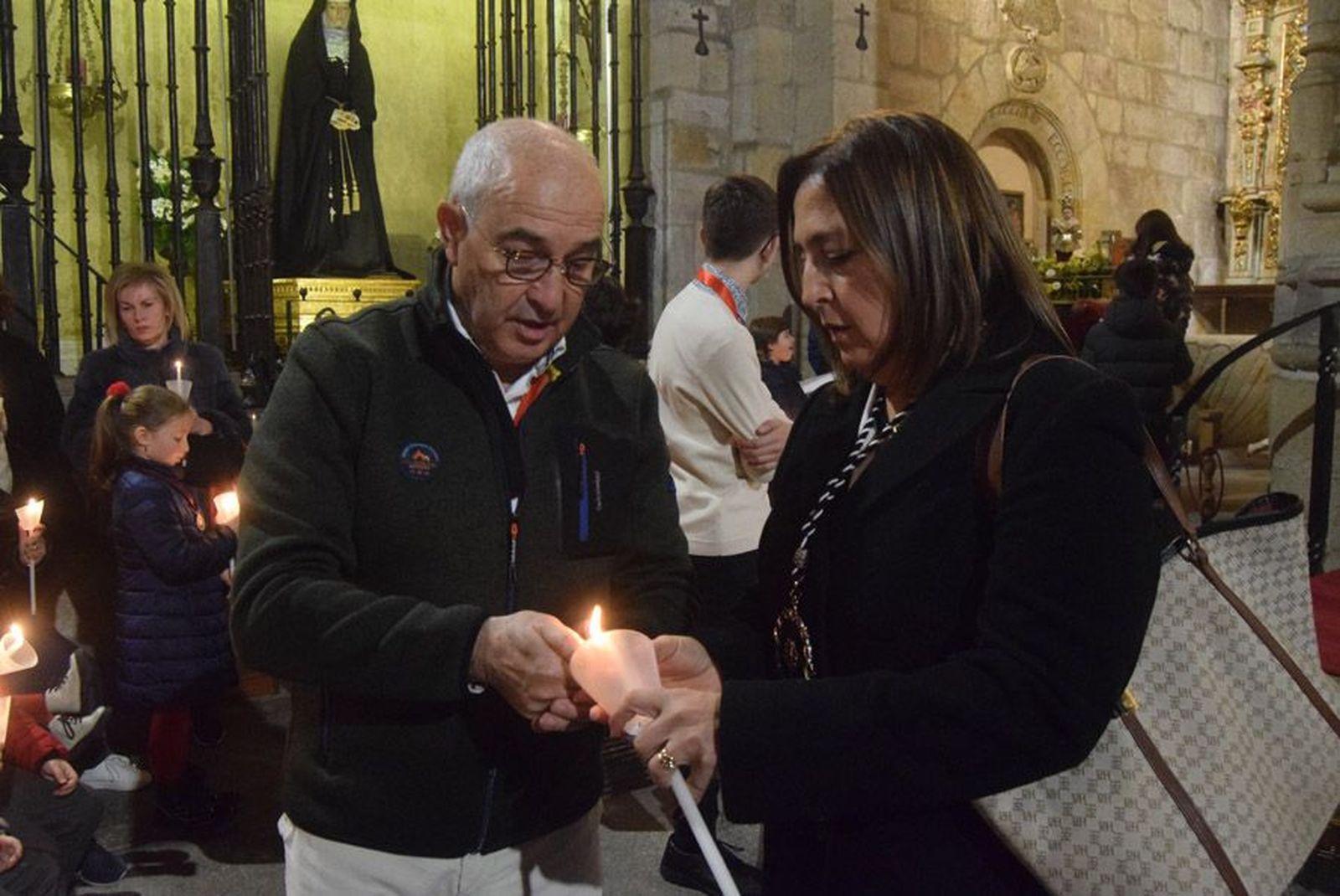 las-candelas-vuelven-a-unir-la-iglesia-de-san-juan-con-la-de-san-vicente-32
