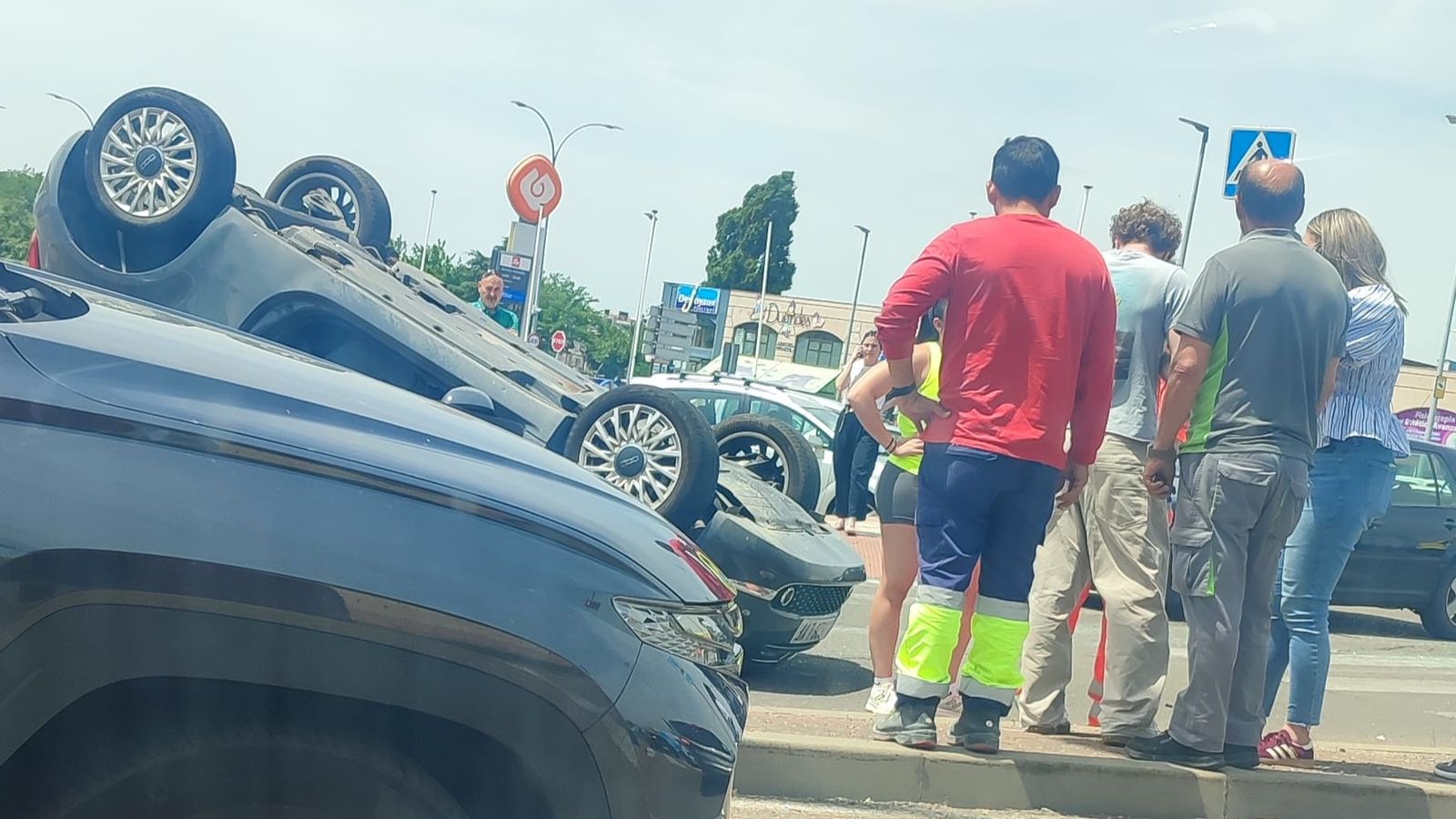 Vehículo volcado junto a la rotonda del Avión en Santa Marta