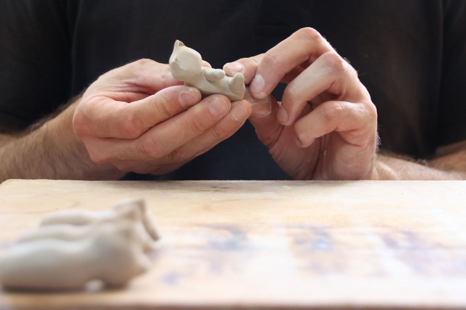 El alfarero Íñigo Dueñas realizando una gato en miniatura de cerámica. Foto Andrea M. El alfarero Íñigo Dueñas realizando una gato en miniatura de cerámica. Foto Andrea M.