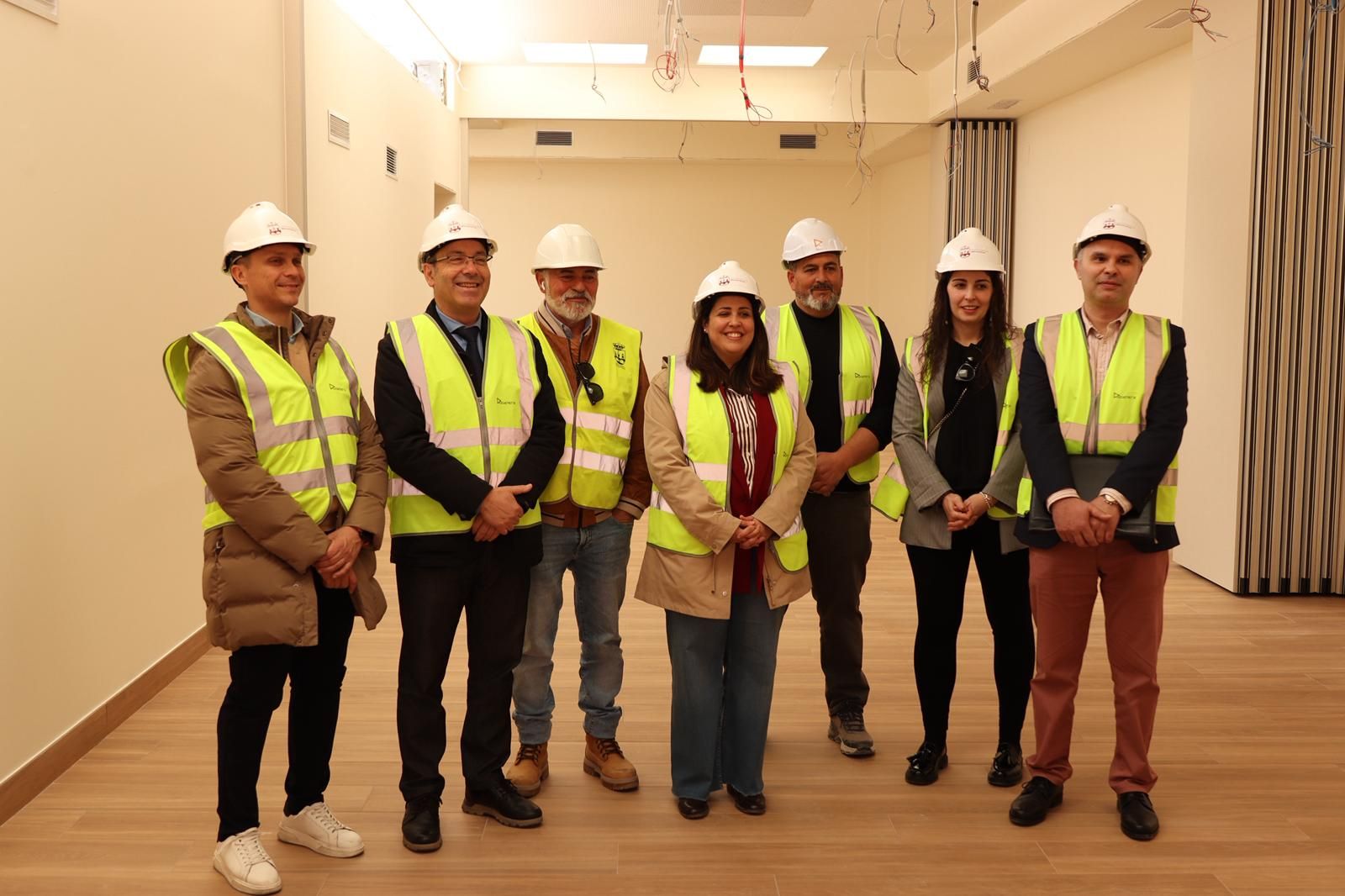 La alcaldesa y parte del equipo de gobierno benaventano en las obras del Mercado de Abastos