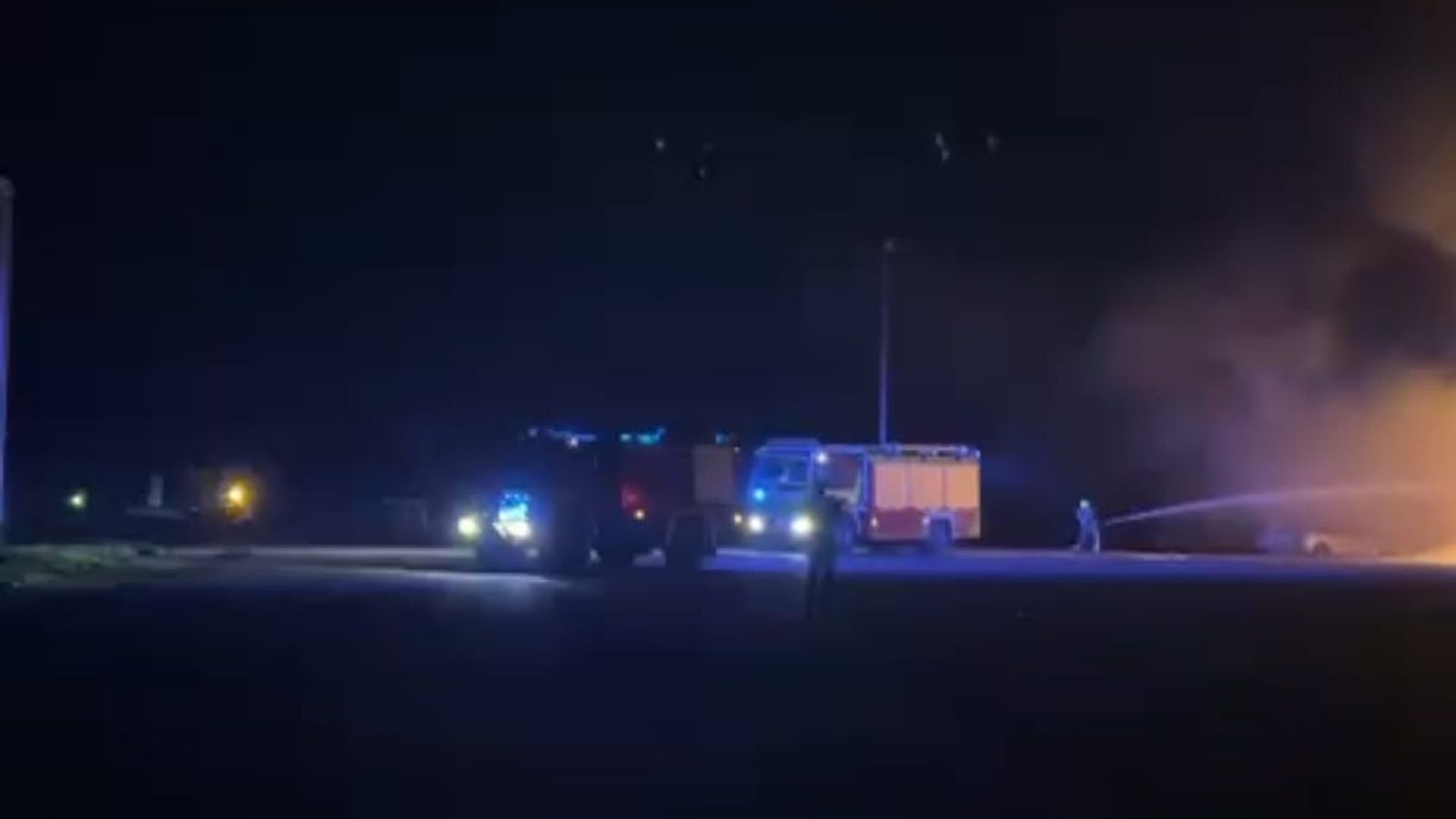 Efectivos de los bomberos del parque de Ciudad Rodrigo trabajando en el lugar.