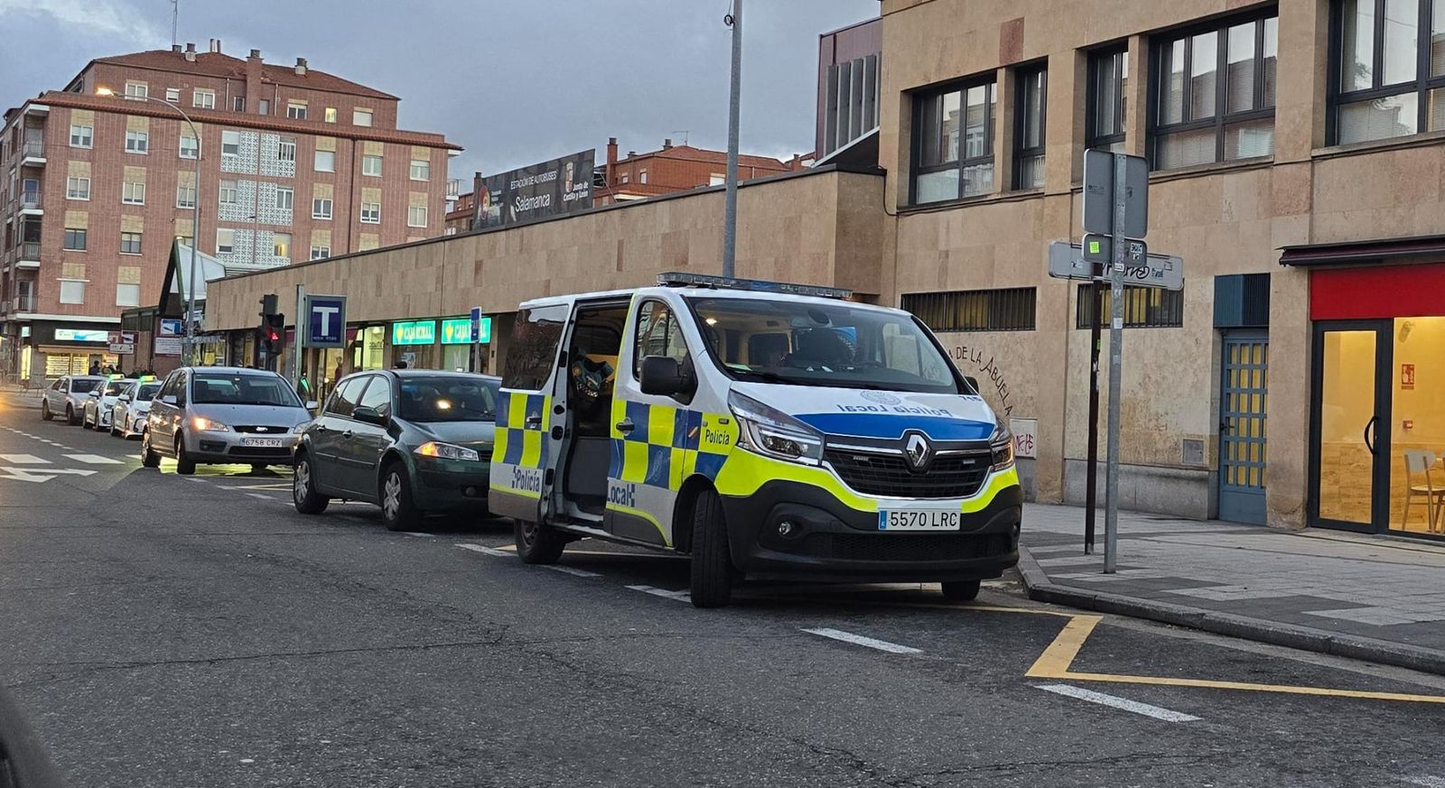 Furgón de la Policía Local en la estación de autobuses