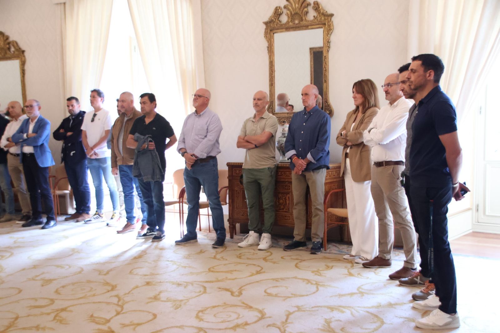 El alcalde de Salamanca, Carlos García Carbayo, recibe miembros y antiguos  miembros de la Escolta de Gran Gala de la Policía Local