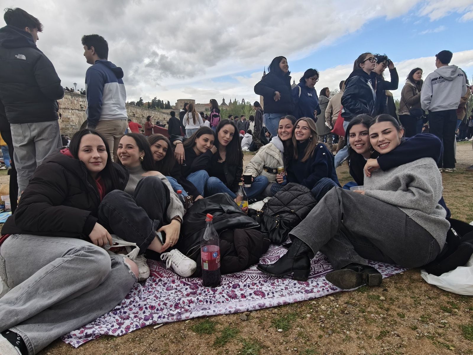 Un multitudinario Lunes de Aguas en Salamanca llena la ribera del Tormes