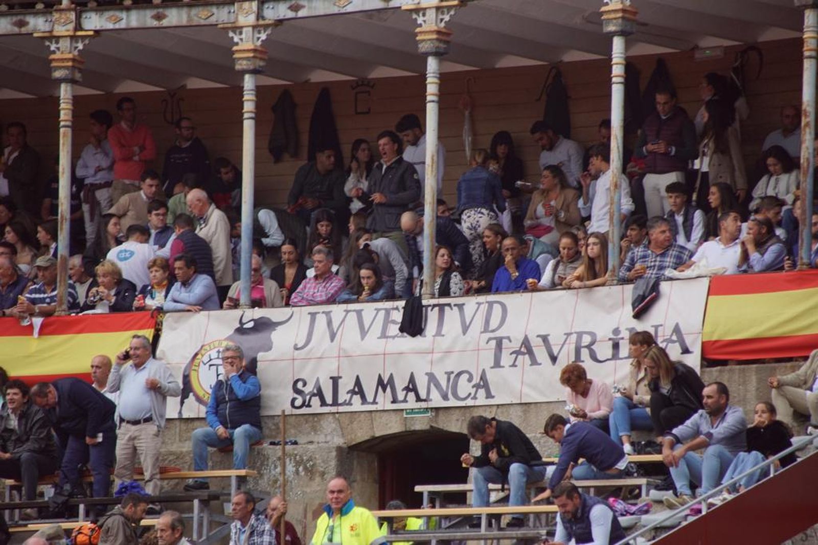 tendidos-de-la-glorieta-durante-la-corrida-de-garcia-y-olga-jimenez-71