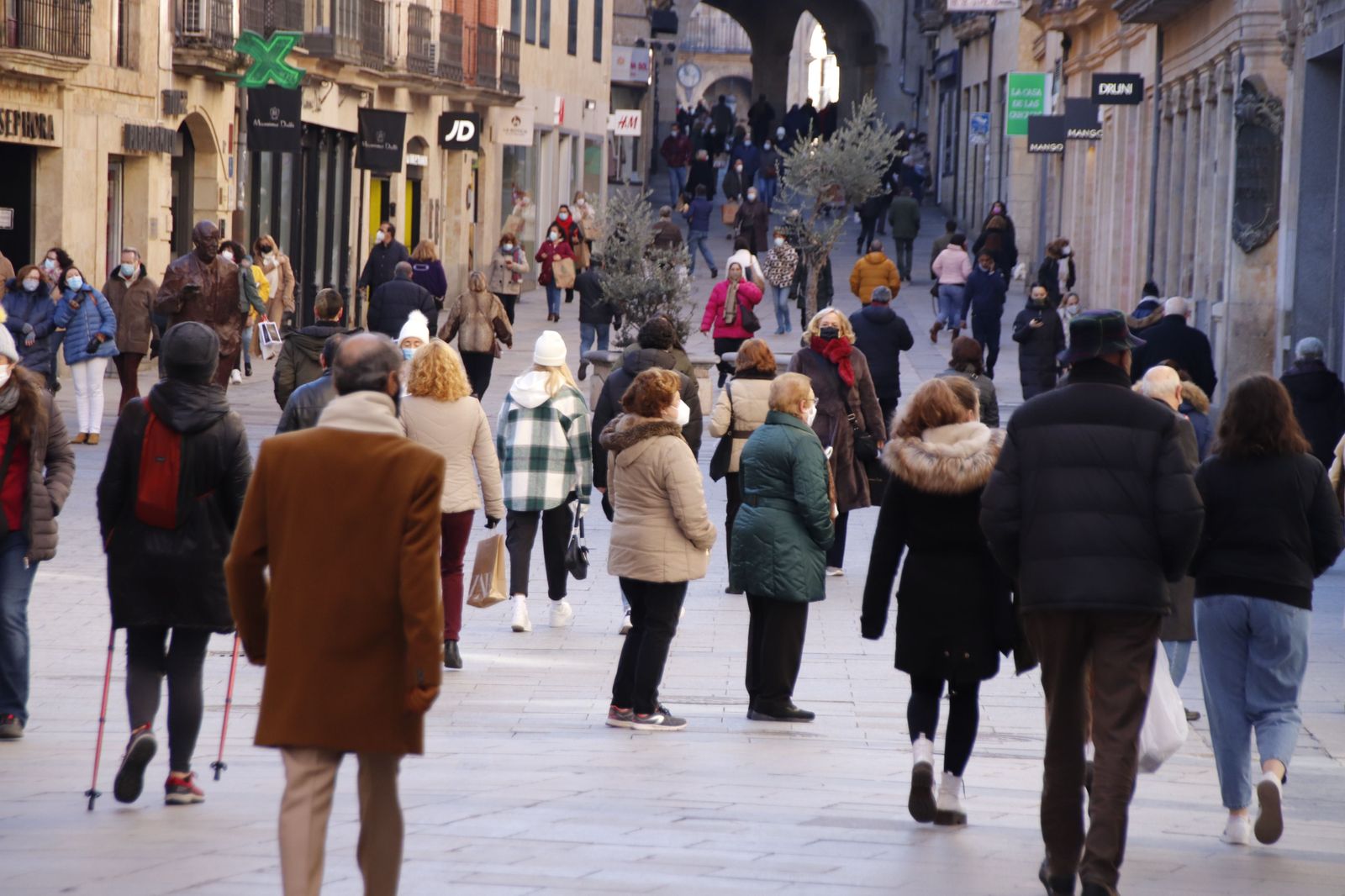 Gente paseando por Salamanca