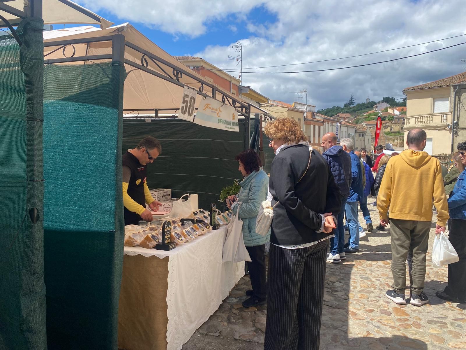 La Feria del Queso de Hinojosa trae sabor tradicional y oficio a Salamanca
