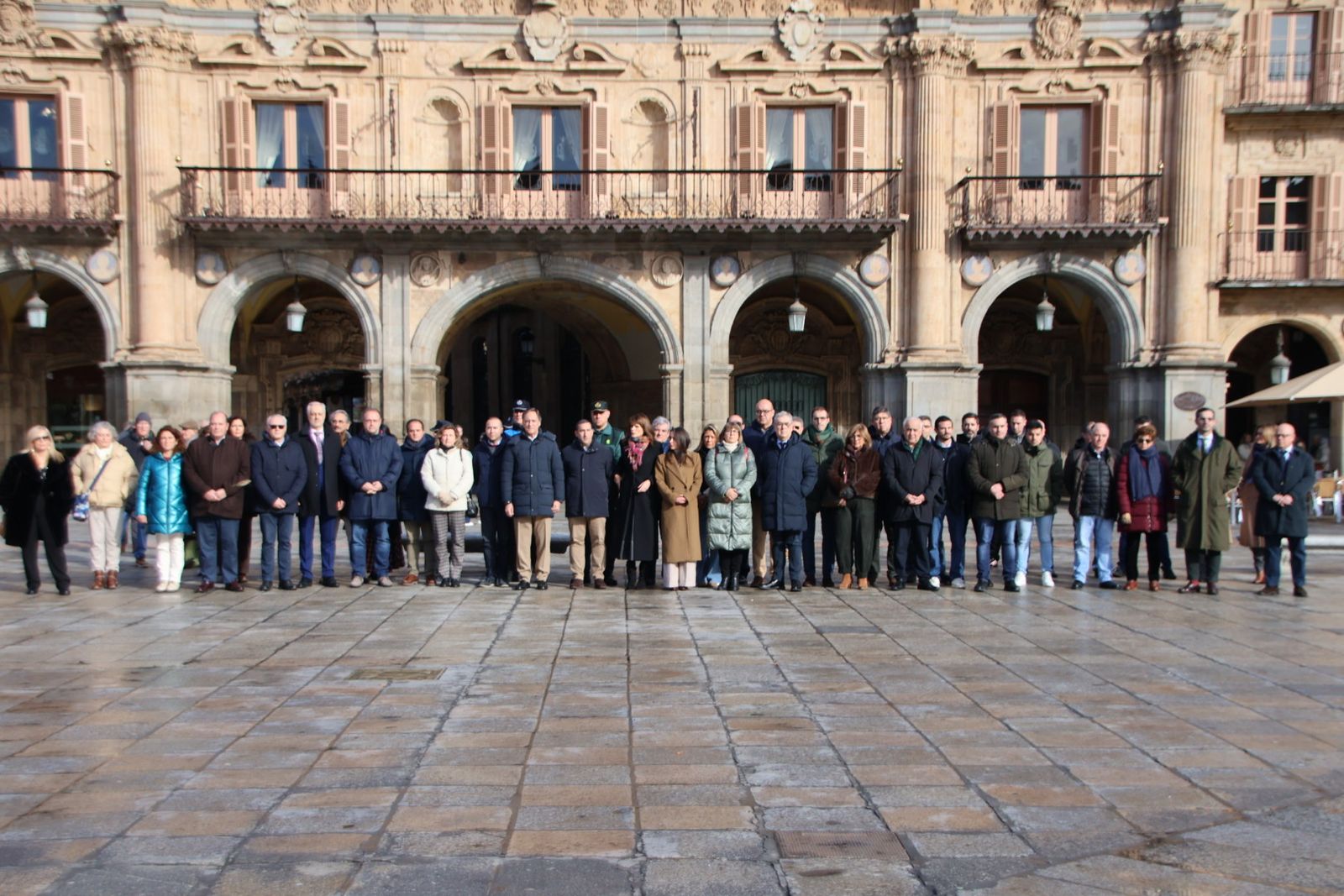 La Corporación municipal guarda un minuto de silencio por las víctimas del accidente ferroviario en la localidad cordobesa de Adamuz