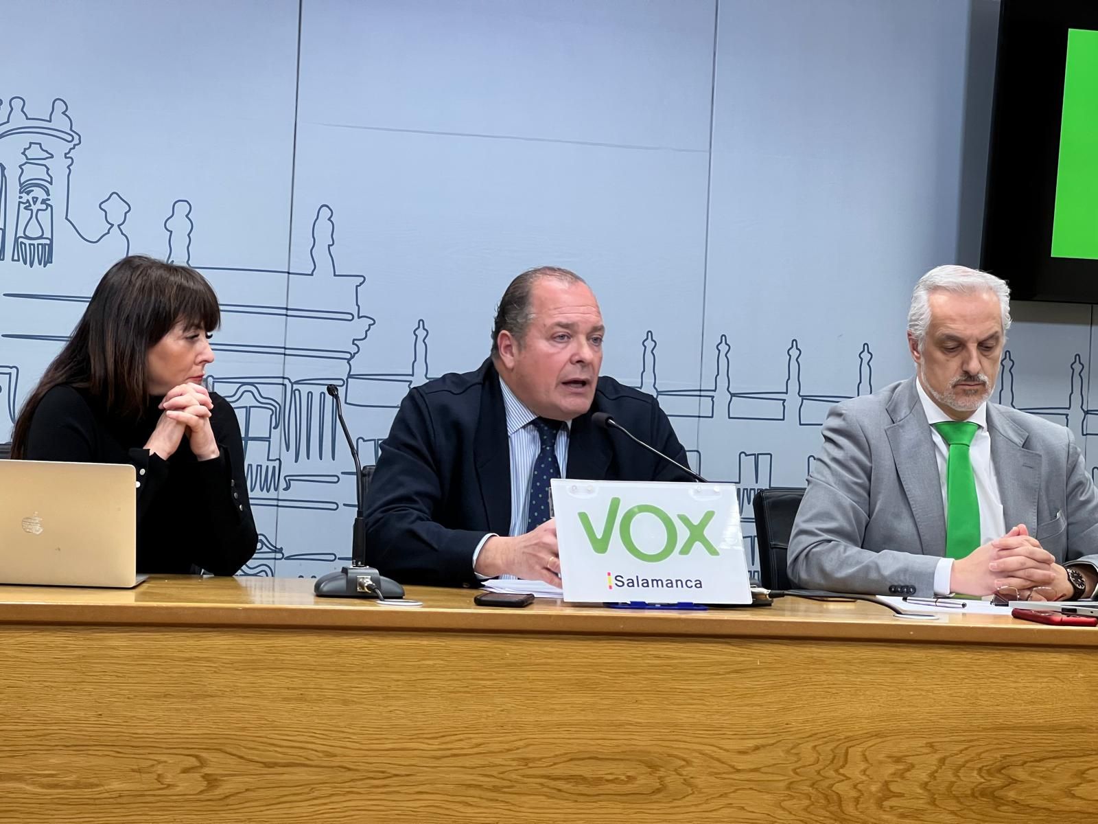 Ignacio Rivas, portavoz del Grupo VOX en el Ayuntamiento de Salamanca, junto con los concejales de la Alejandro Pérez de la Sota y María Carpio Pérez Ignacio Rivas, portavoz del Grupo VOX en el Ayuntamiento de Salamanca, junto con los concejales de la Alejandro Pérez de la Sota y María Carpio Pérez