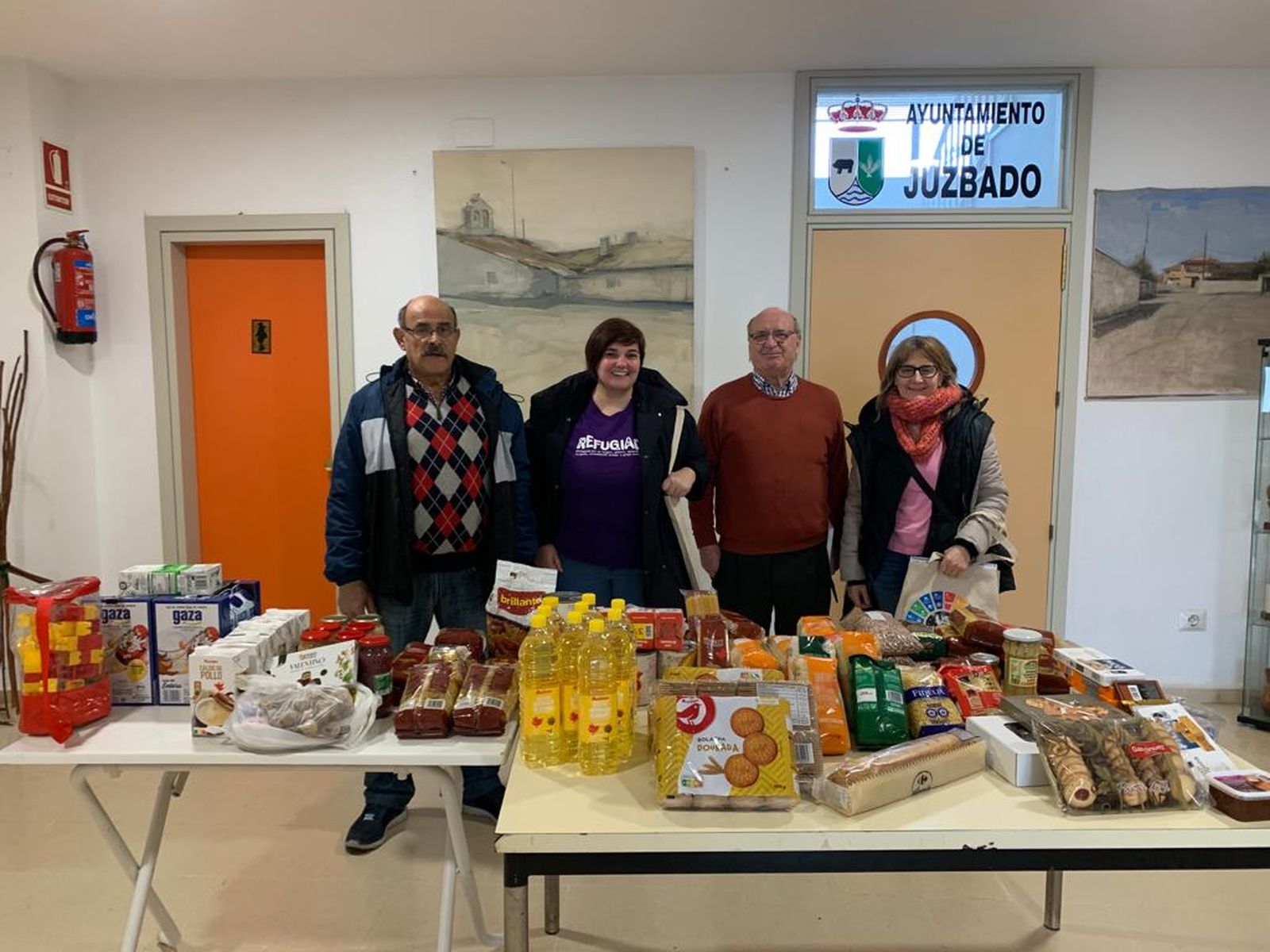 Mariano Rodríguez y Faustino Iglesias junto a Teresa Moreira Gaspar y Paz Alfonso Sánchez (ACCEM) con los alimentos donados por los vecinos de Juzbado