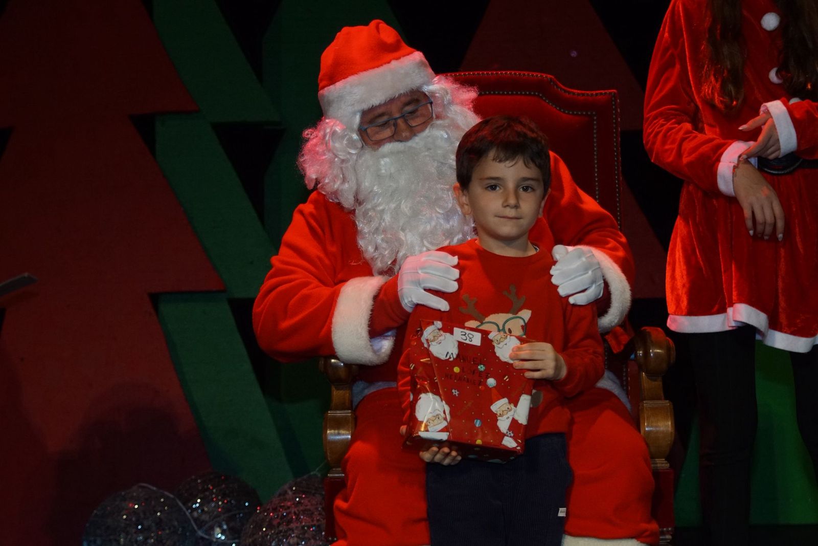 Papá Noel recorre las calles de Alba de Tormes y entrega regalos a los niños