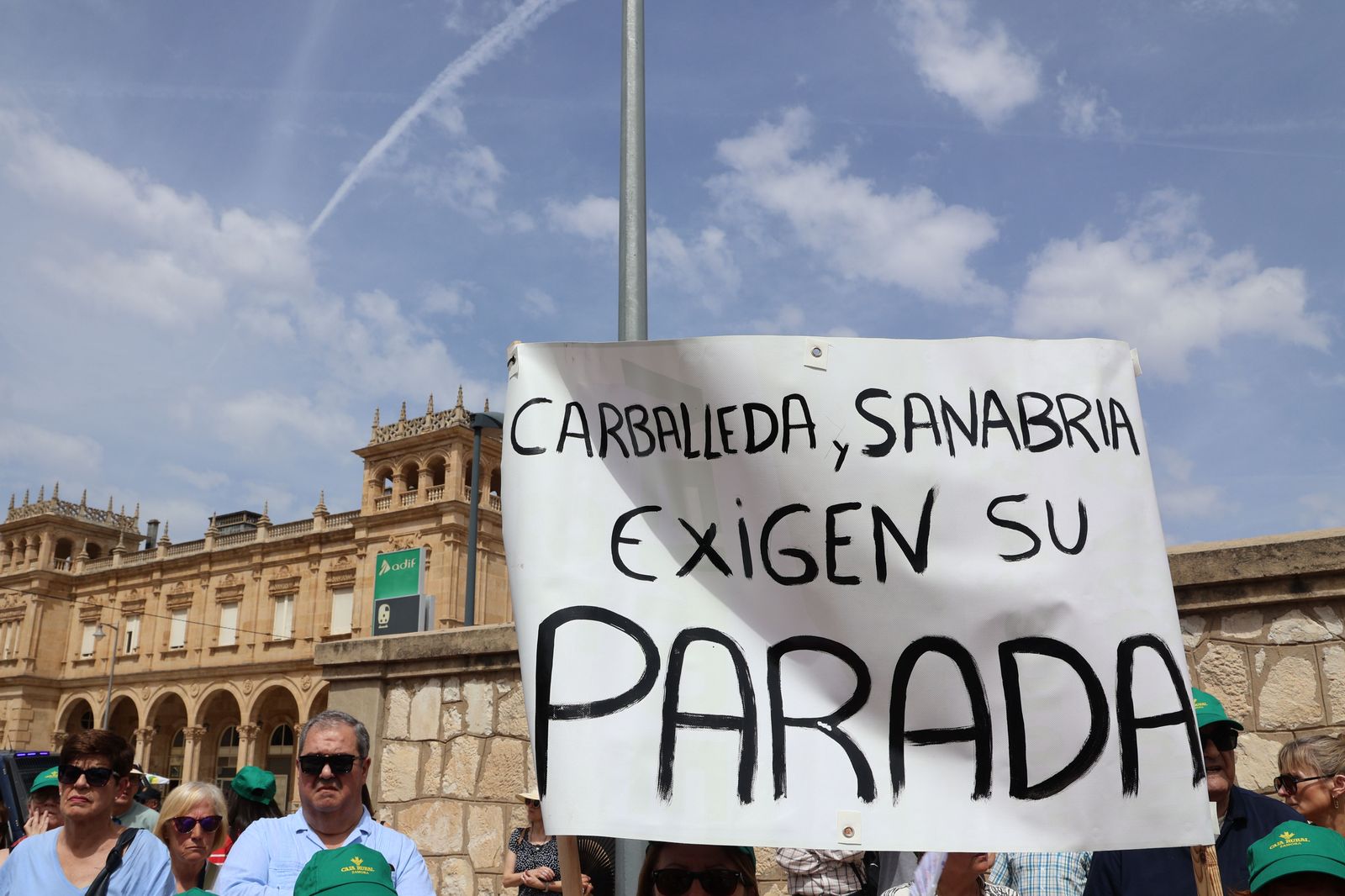 manifestacion-contra-la-perida-de-servicios-de-ave-90