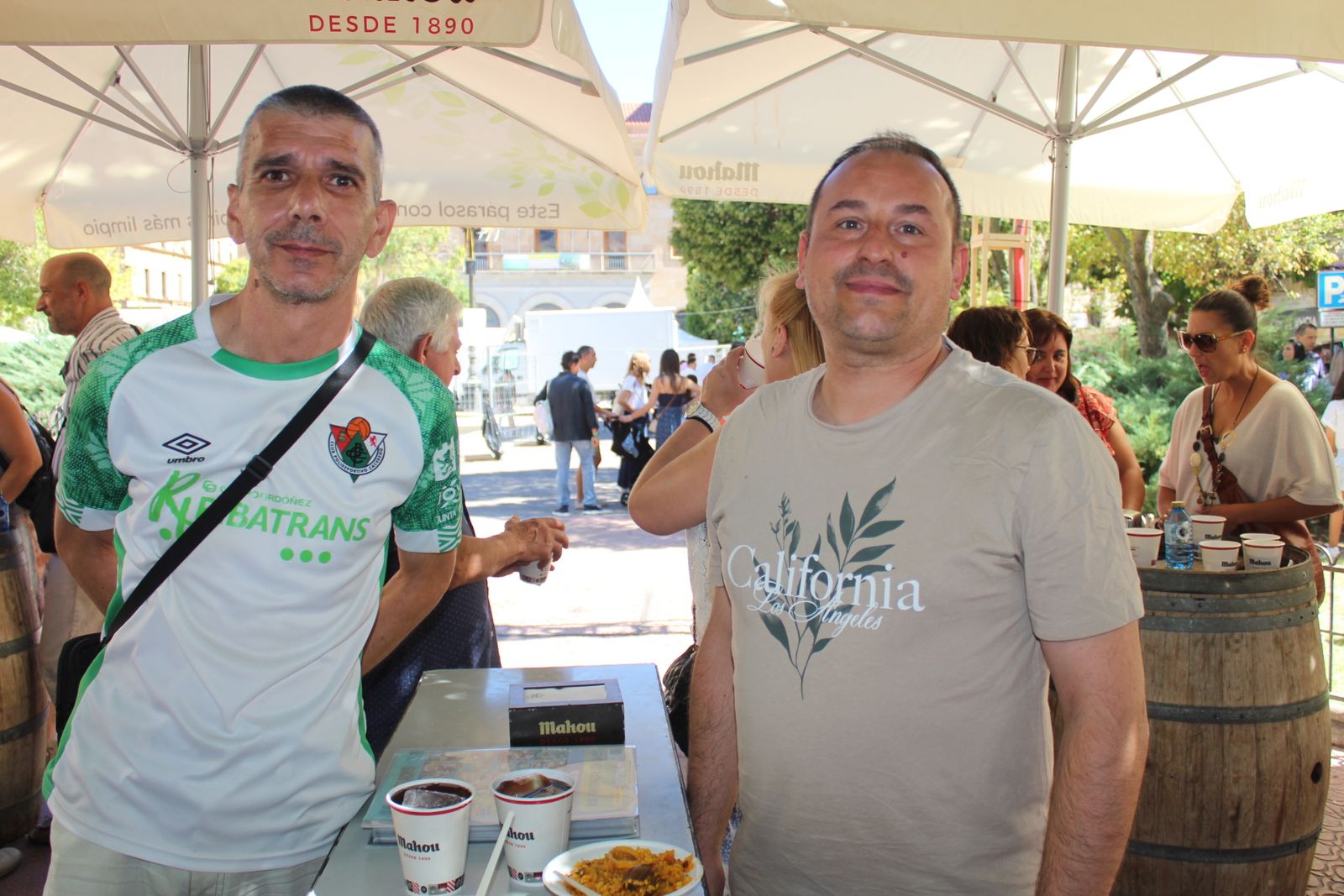 Ambiente en la Feria de Día en el mediodía de este domingo
