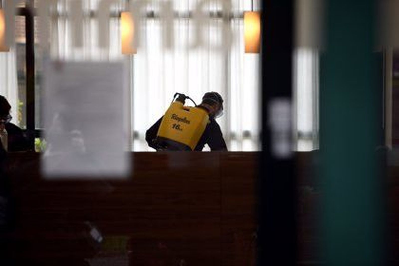 Un trabajador desinfecta una residencia | EP Un trabajador desinfecta una residencia | EP