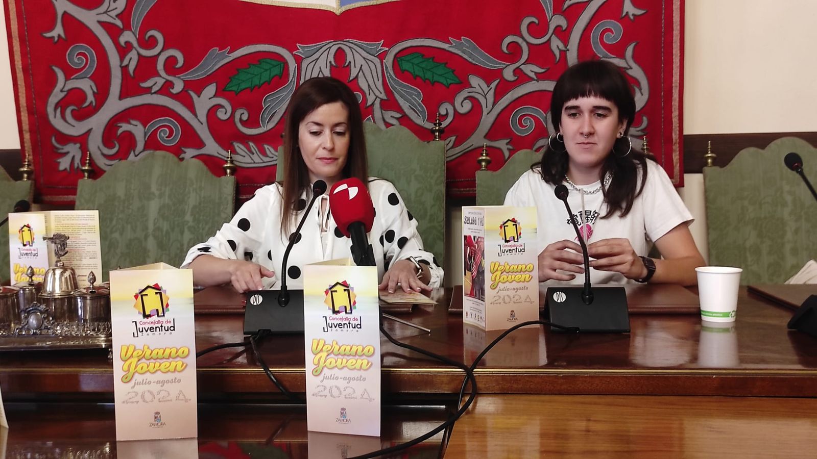 Sara de la Higuera, concejala de Juventud del Ayuntamiento de Zamora, presenta el programa 'Verano Joven' junto a Laura Merayo, artista zamorana.