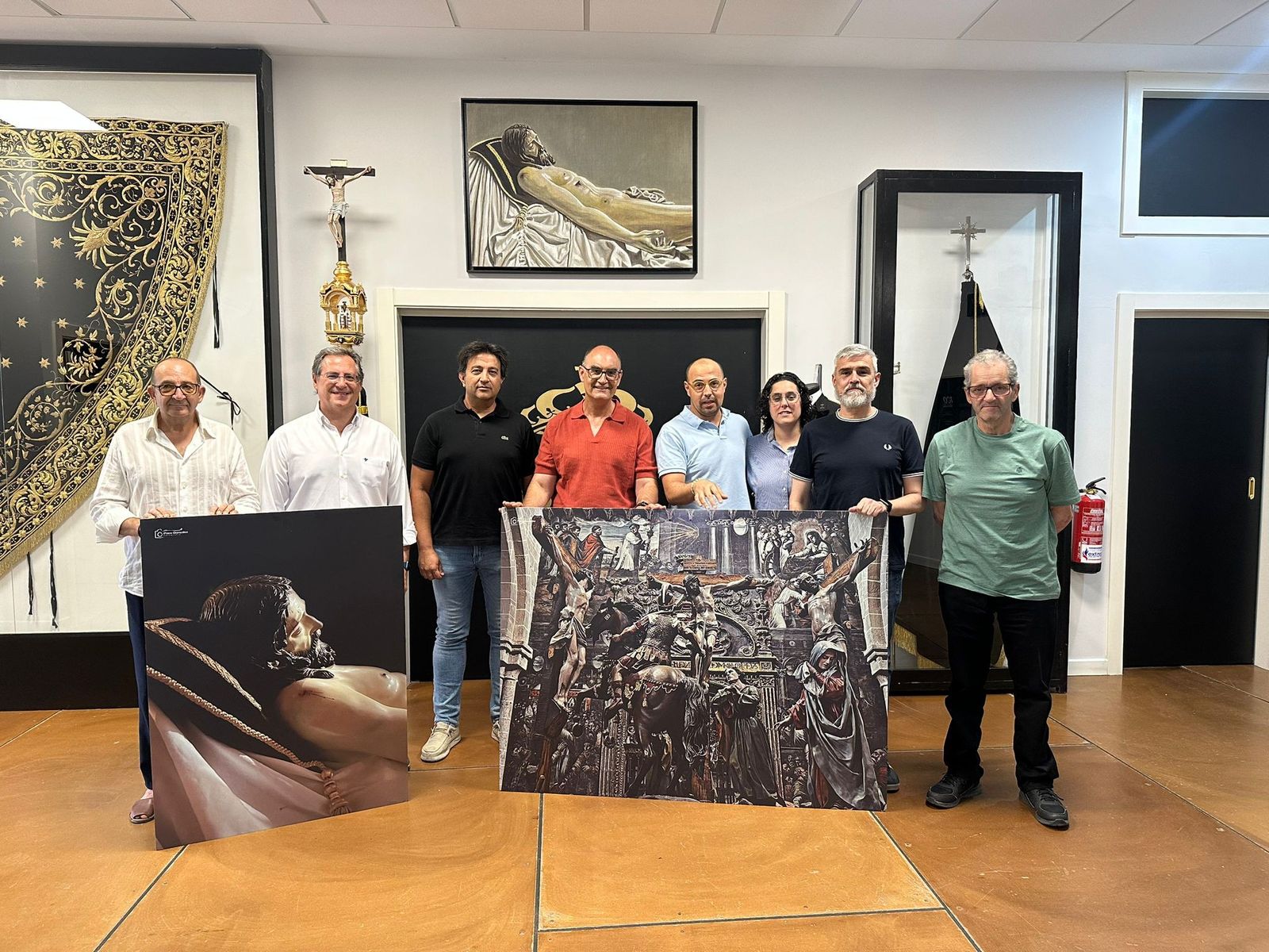 Donación de Paco González a la Cofradía del Santo Entierro