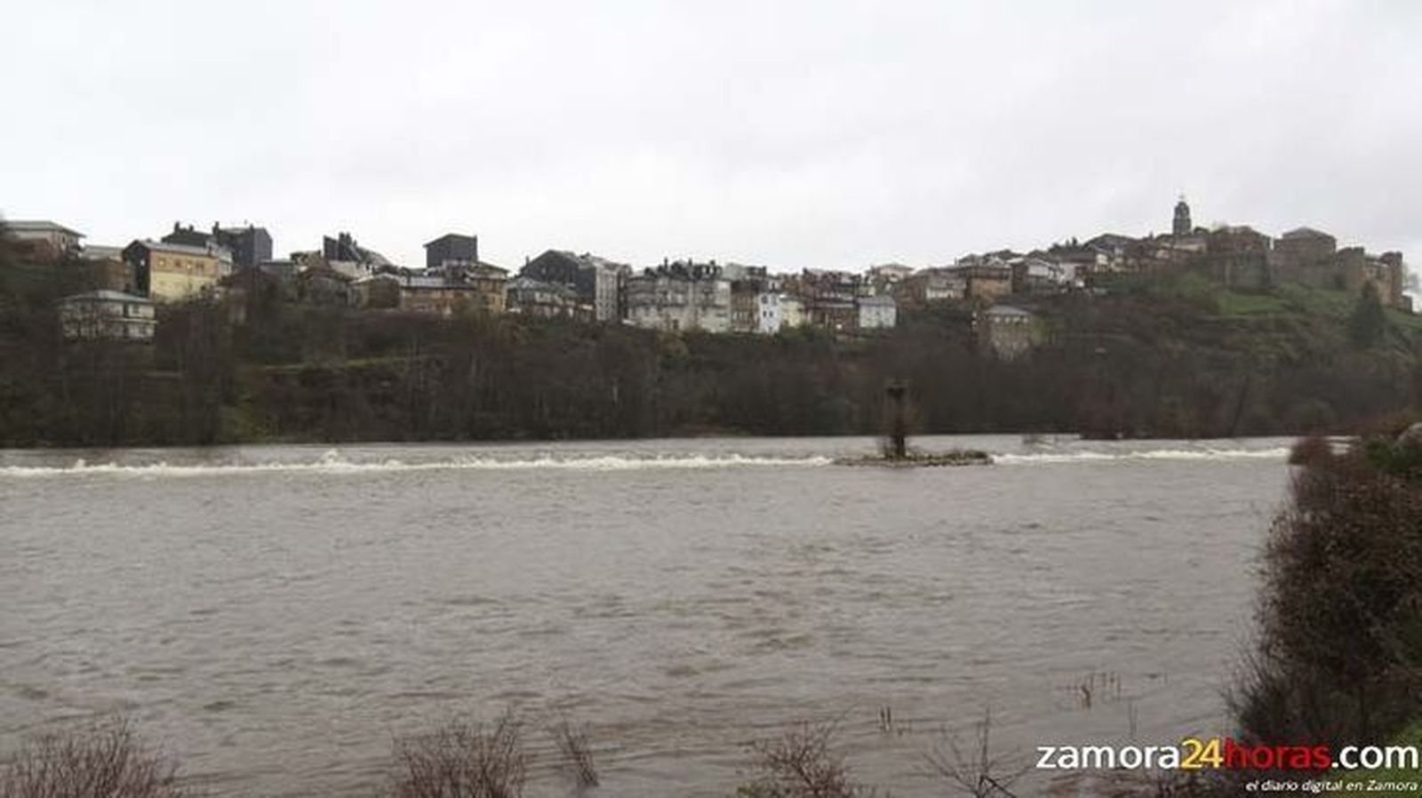 El Tera vuelve a la normalidad en Puebla de Sanabria pero supera los 100 metros cúbicos por segundo en Mózar de Valverde