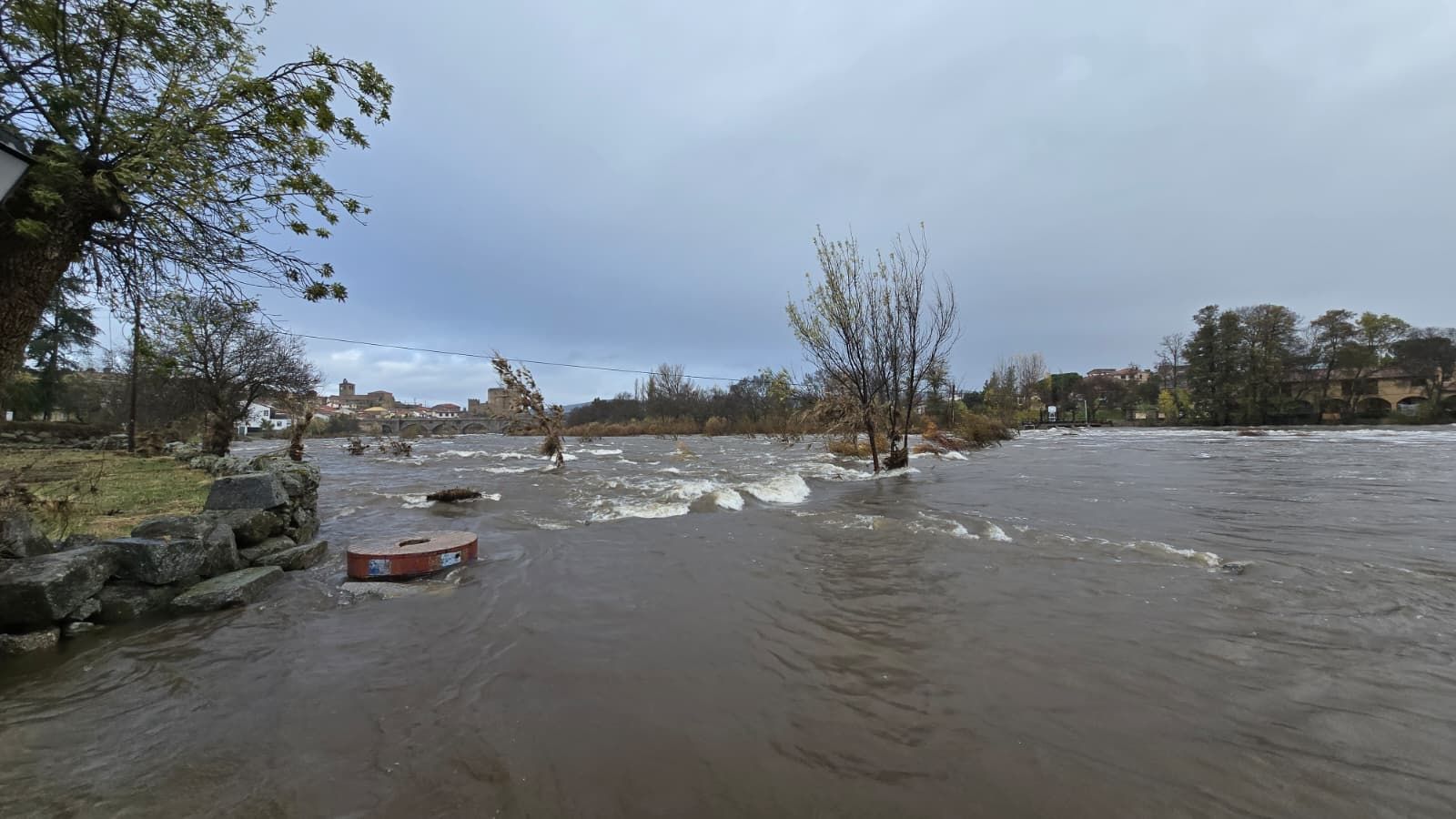 El río Tormes desbordado a su paso por El Puentes del Congosto tras el paso de la borrasca Claudia