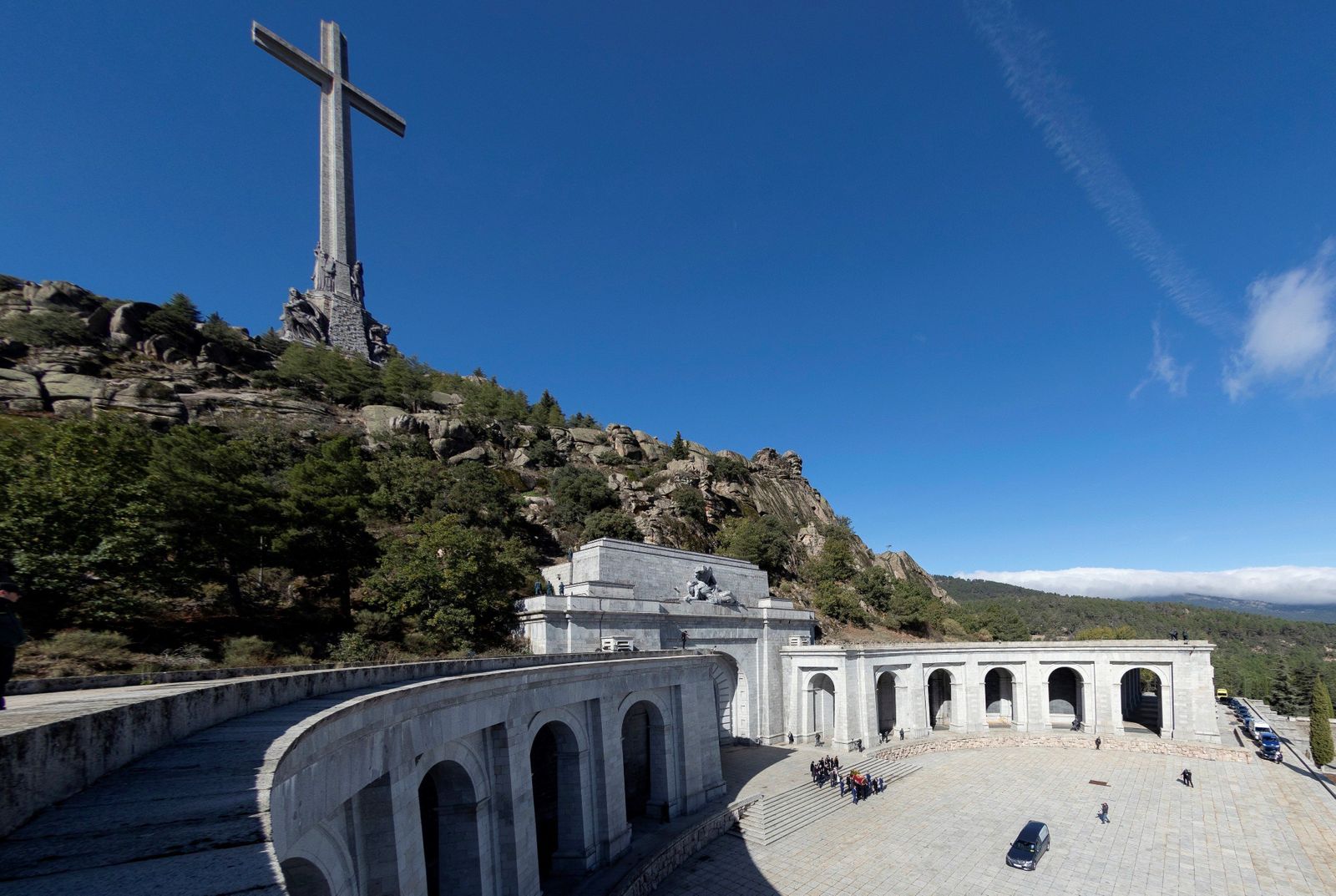 Familiares de Francisco Franco portan el féretro con los restos mortales del dictador tras su exhumación en la basílica del Valle de los Caídos antes de su trasladado al cementerio de El Pardo-Min