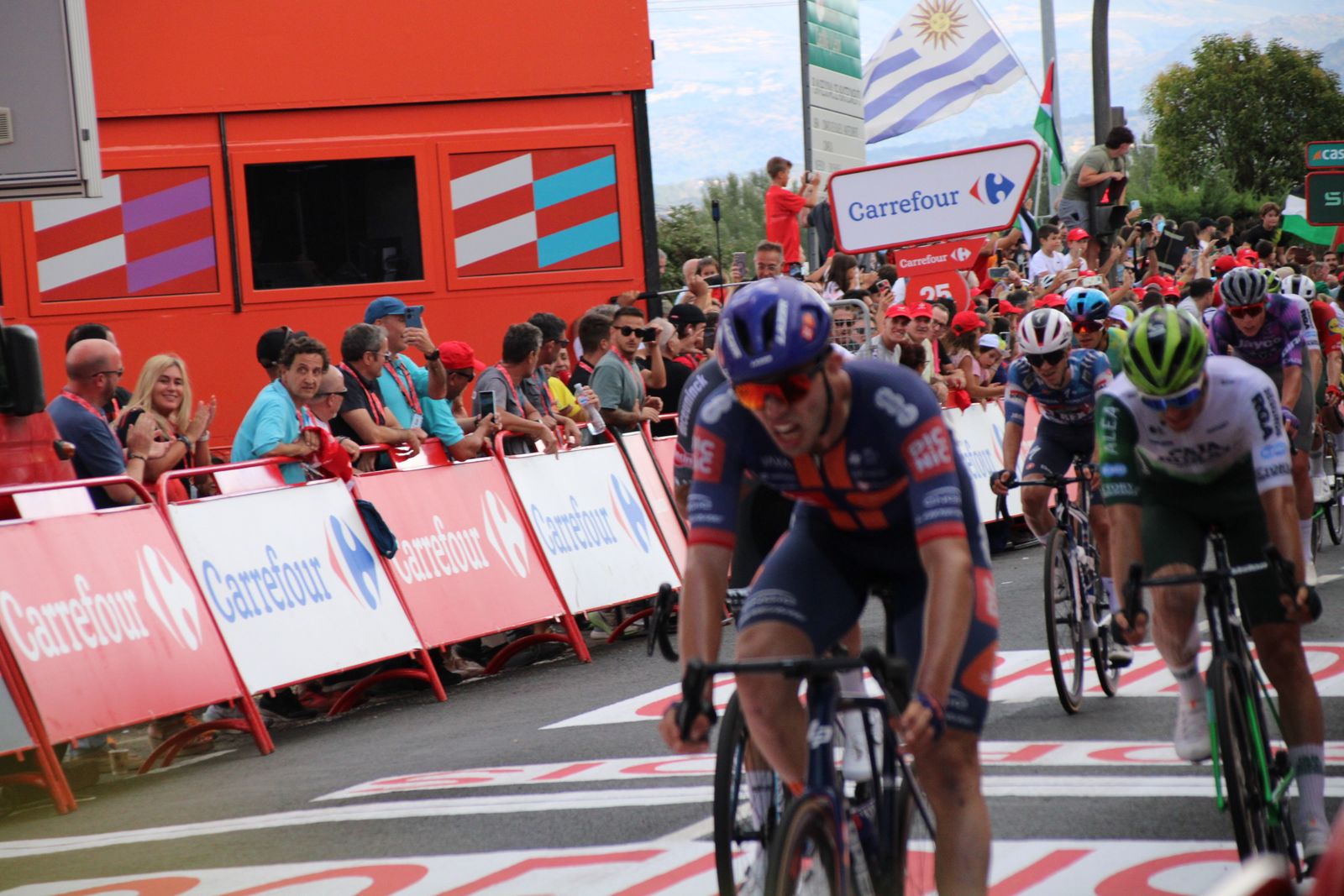 La Vuelta llega a Guijuelo y Philipsen se lleva el esprint