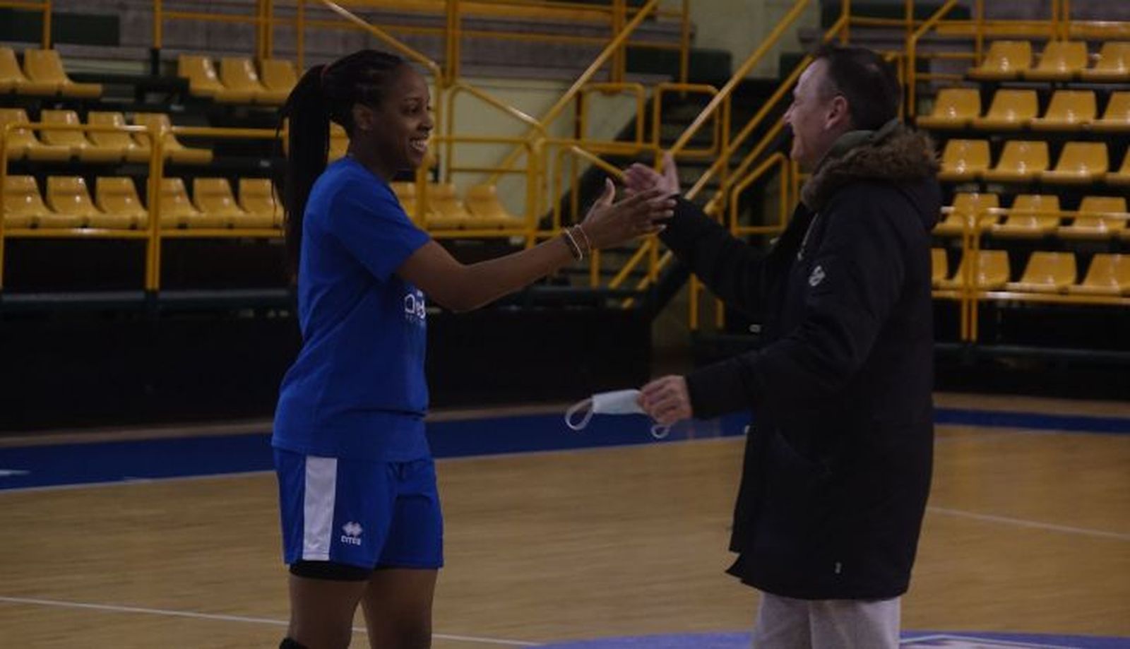 Elonu saluda a Roberto Íñiguez | FOTO CB AVENIDA