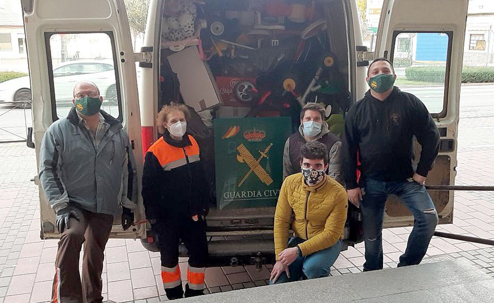Foto de los agentes junto a Protección Civil