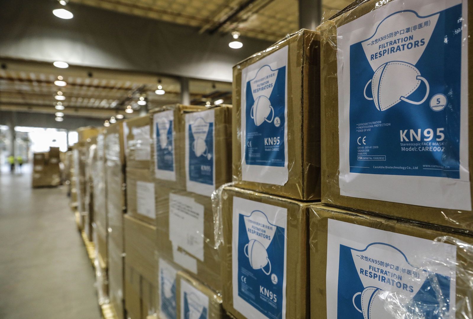 Cajas en el centro logístico de Feria Valencia que alberga material sanitario adquirido por la Comunitat Valenciana para la lucha contra la pandemia de COVID-19, durante la visita del presidente de l