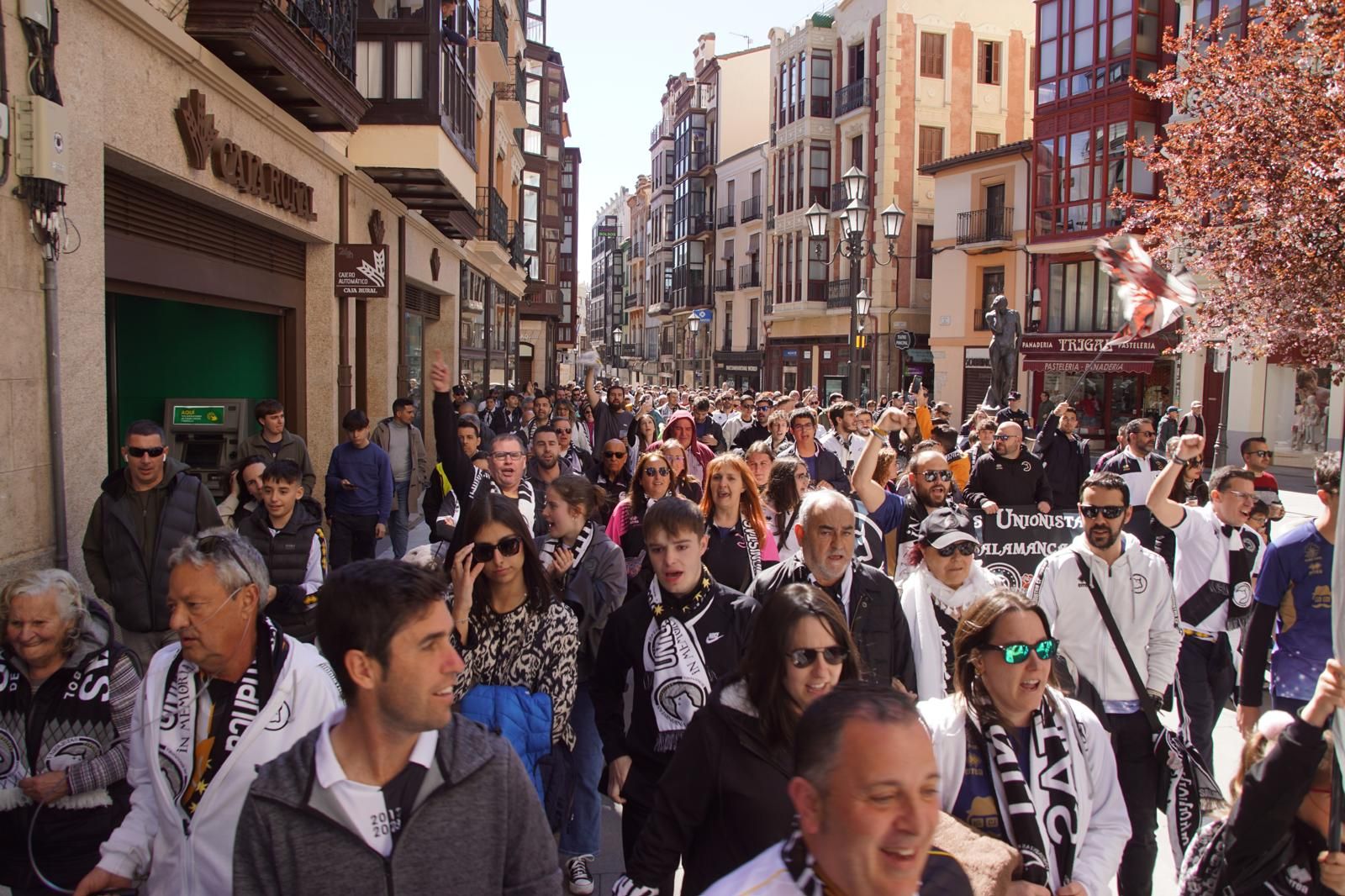 los-aficionados-de-unionistas-toman-las-calles-de-zamora-con-un-doble-corteo-17
