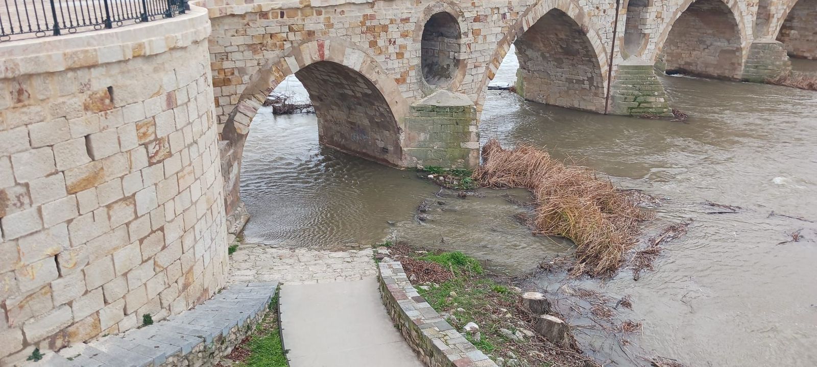 Imagen de la crecida del Duero bajo el Puente de Piedra