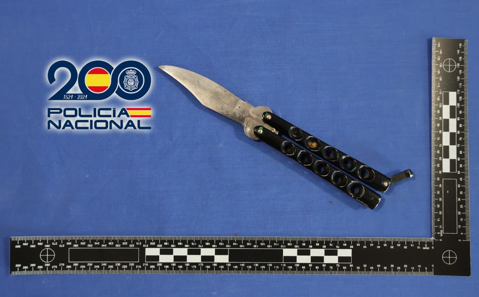 Navaja incautada al detenido de amenzar al dependiente de una tienda