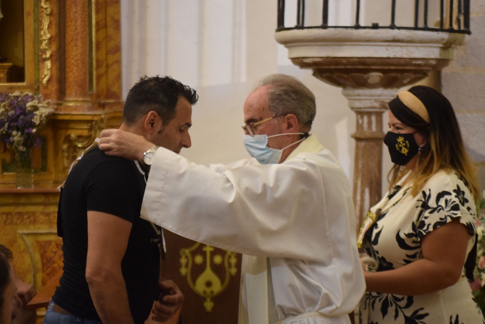 imposicion-de-escapularios-de-la-virgen-del-carmen-8