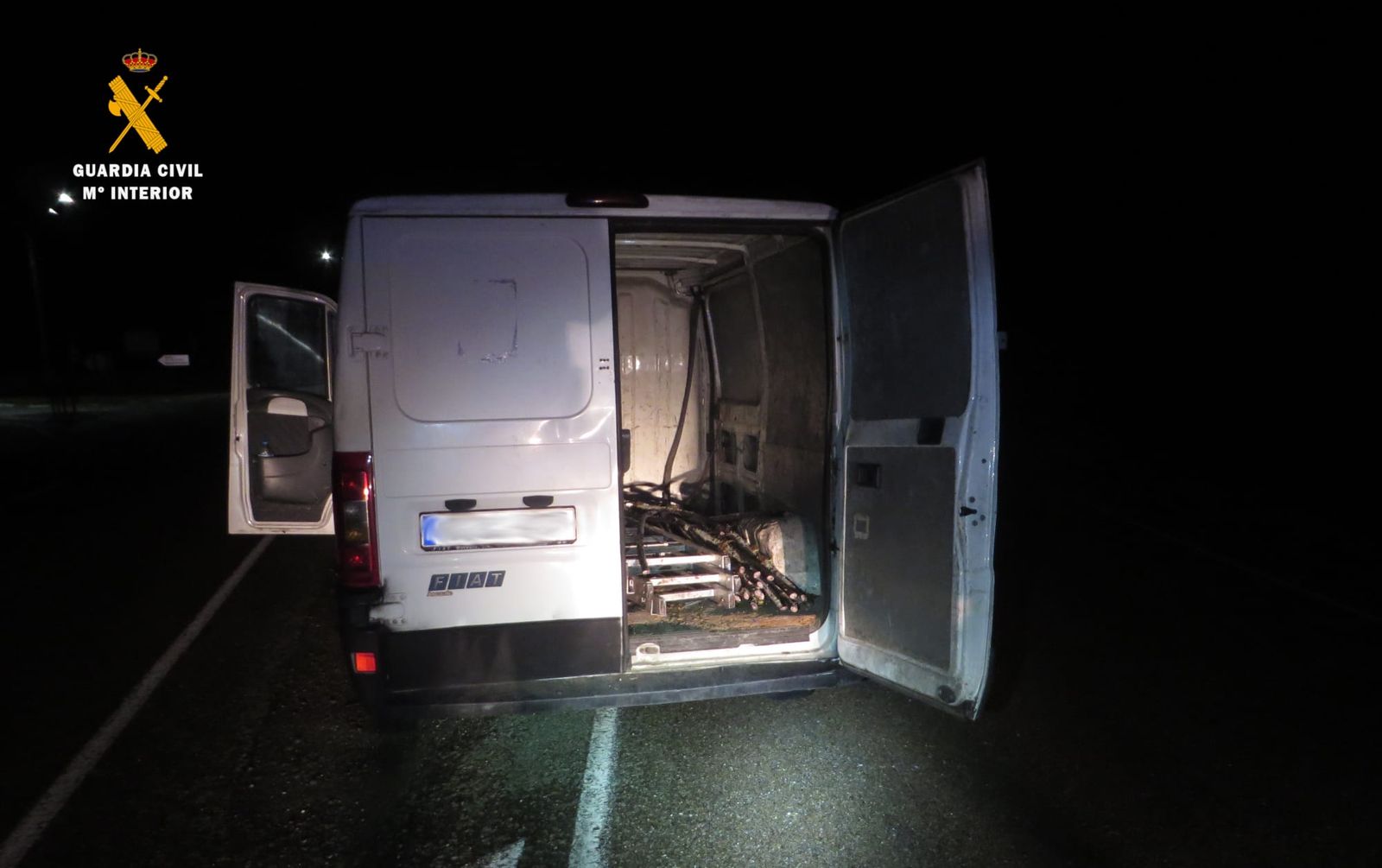 Furgoneta incautada con cableado de cobre robado en Villaseco de los Reyes. Foto Guardia Civil Furgoneta incautada con cableado de cobre robado en Villaseco de los Reyes. Foto Guardia Civil