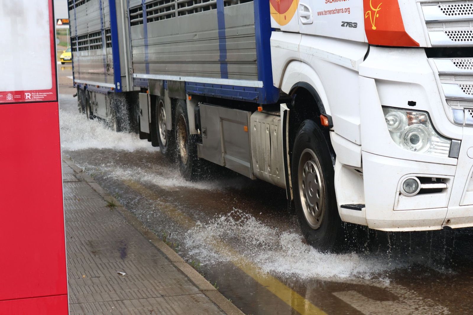 Grandes balsas de agua anegan parte del polígono de los Villares tras la tormenta