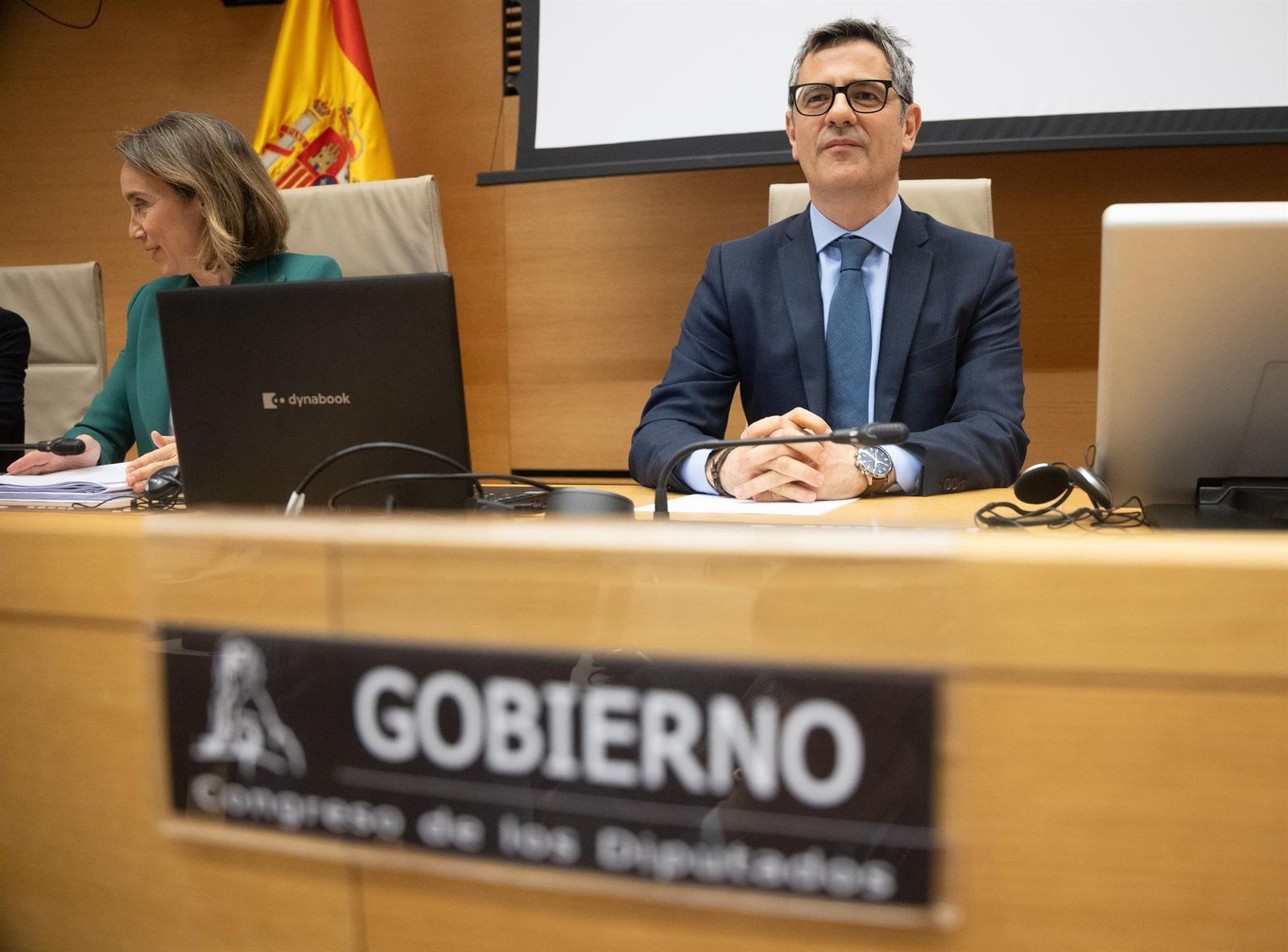 El ministro de Presidencia, Justicia y Relaciones con las Cortes, Félix Bolaños, y la vicesecretaria de Regeneración Institucional del PP, Cuca Gamarra, durante la Comisión Constitucional para dar cuenta del Plan Normativo 2025 del Gobierno. - Eduardo Parra - Europa Press