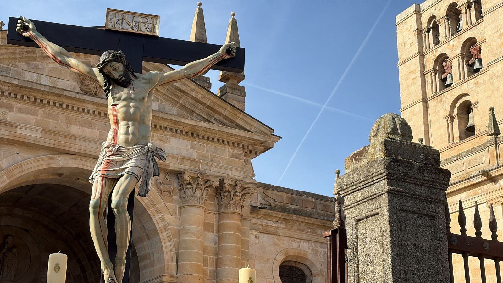 Colocación del Cristo de las Injurias en su mesa procesional