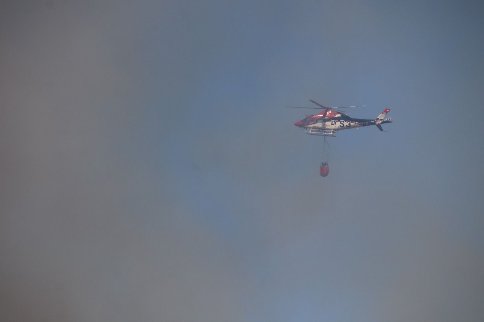 Helicóptero en el incendio forestal en la provincia de Salamanca Helicóptero en el incendio forestal en la provincia de Salamanca