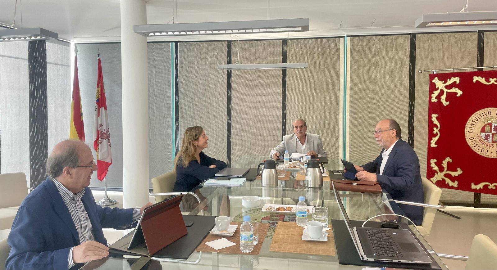 Foto reunión Consejería de agricultura Ganadería y Desarrollo Rural con representantes de la Asociación de Comunidades de Regantes de la Cuenca del Duero.