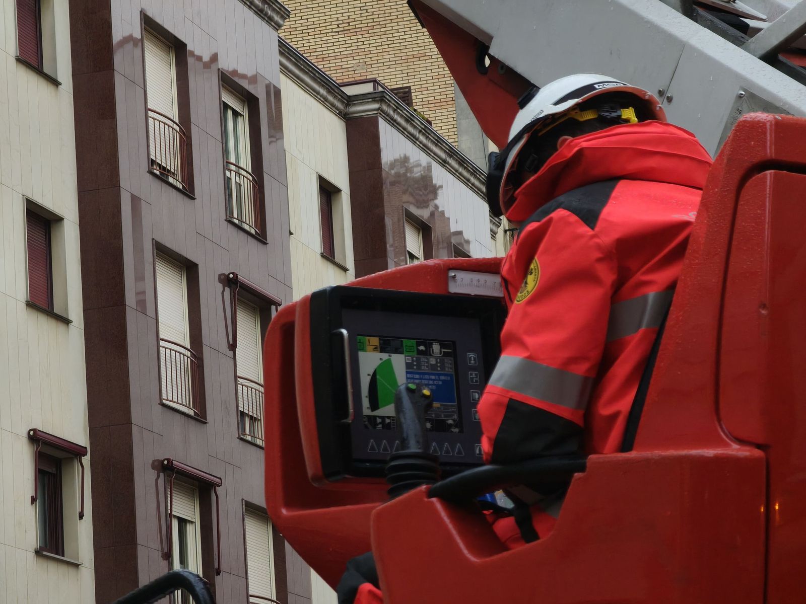 Una antena cae en la vía pública en el paseo del Gran Capitán