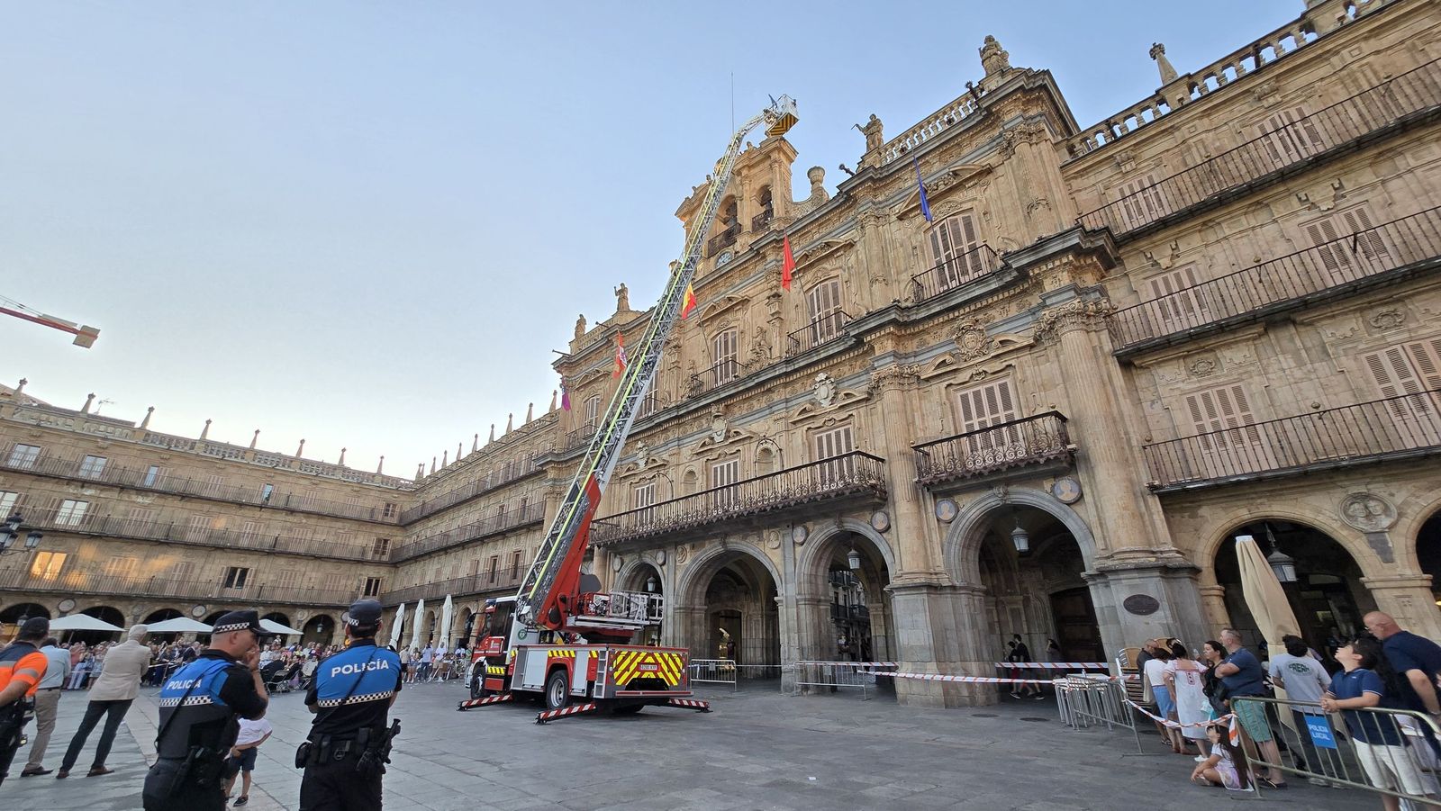 El alcalde de Salamanca, Carlos García Carbayo, y miembros de la Corporación Municipal asisten al tradicional acto de colocación de La Mariseca