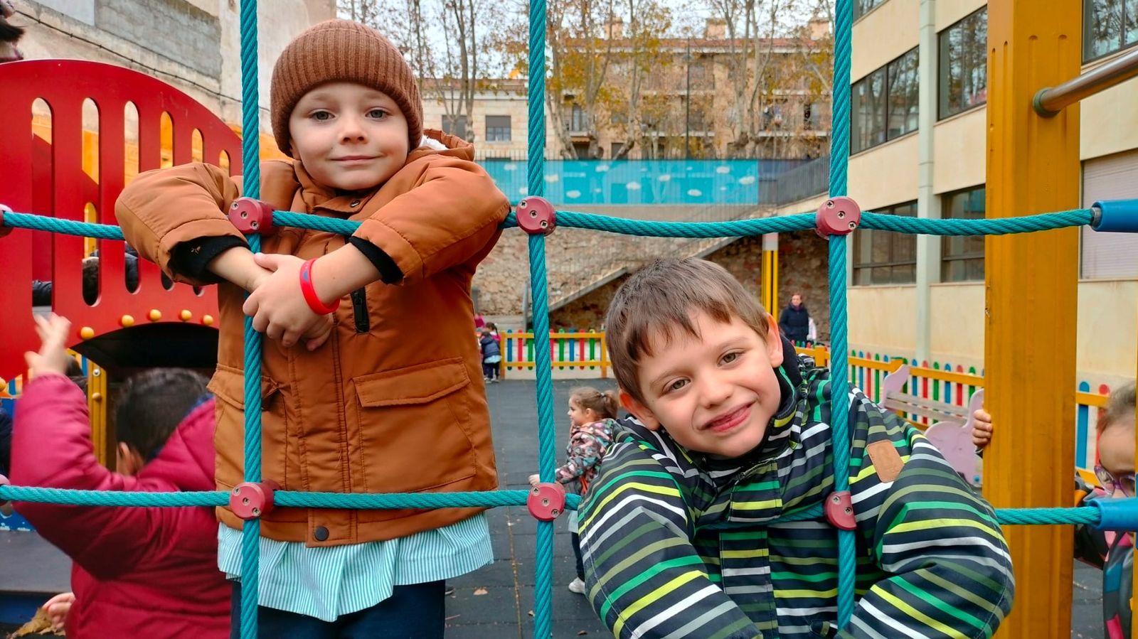 Luka y Vova durante el recreo en el Colegio Sagrado Corazón de Salamanca.