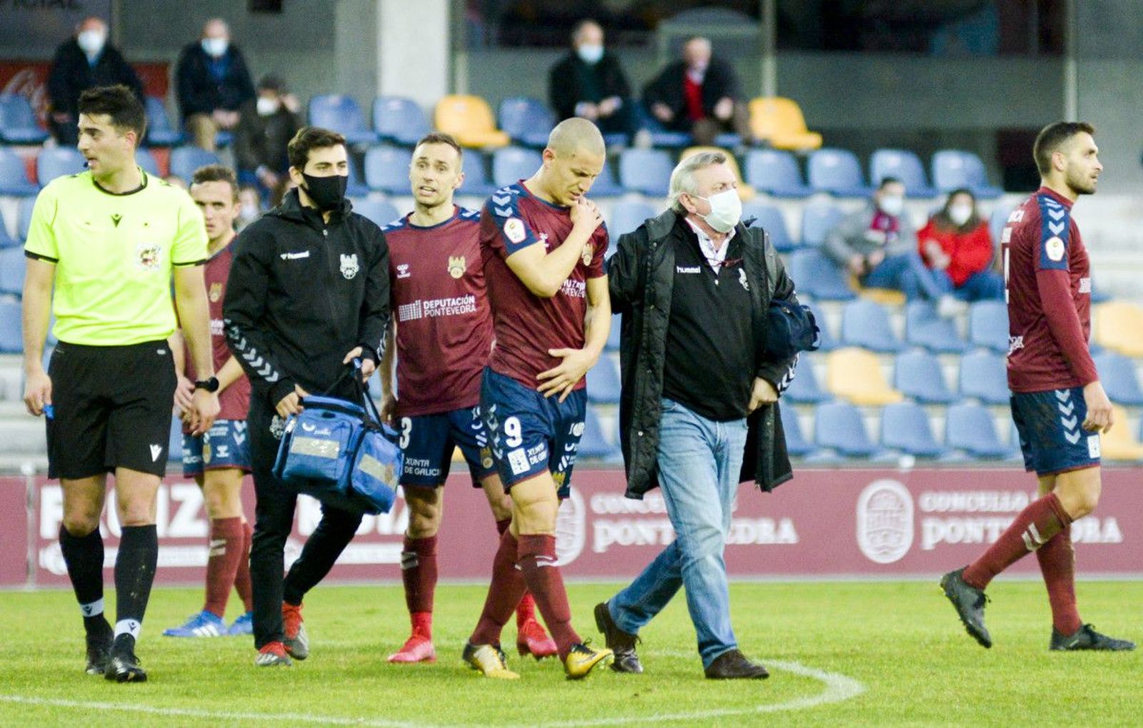 Rufo abandona el campo lesionado en el partido entre Pontevedra y Racing de Ferrol en Pasarón / FOTO: Cristina Saiz (PontevedraViva.com).