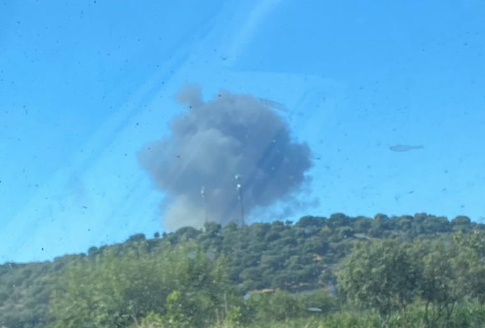 Una nave agrícola se incendia en la carretera del Bodón y medio terrestres y aéreos sofocan las llamas Una nave agrícola se incendia en la carretera del Bodón y medio terrestres y aéreos sofocan las llamas
