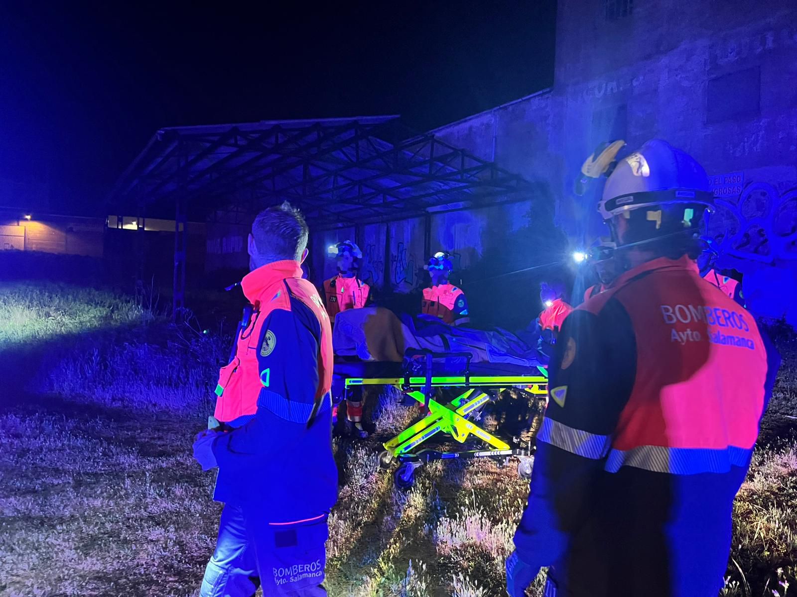 Rescate a un hombre en un pozo en una nave del barrio de Tejares