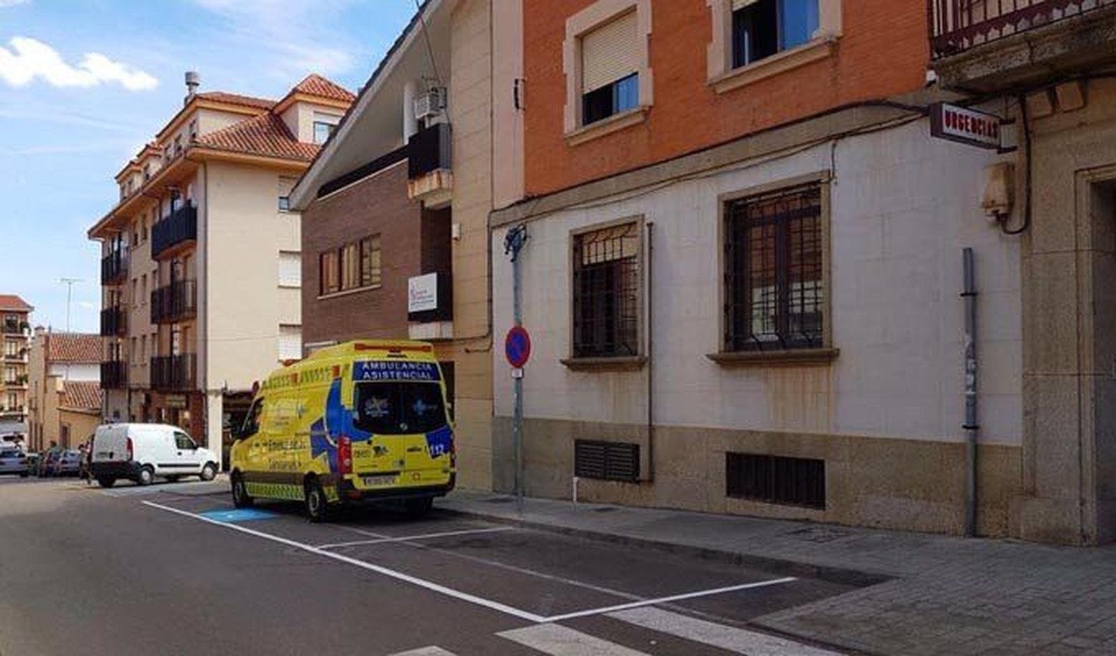 El Ayuntamiento de Benavente reubica una ambulancia del 1-1-2 frente al centro de adultos