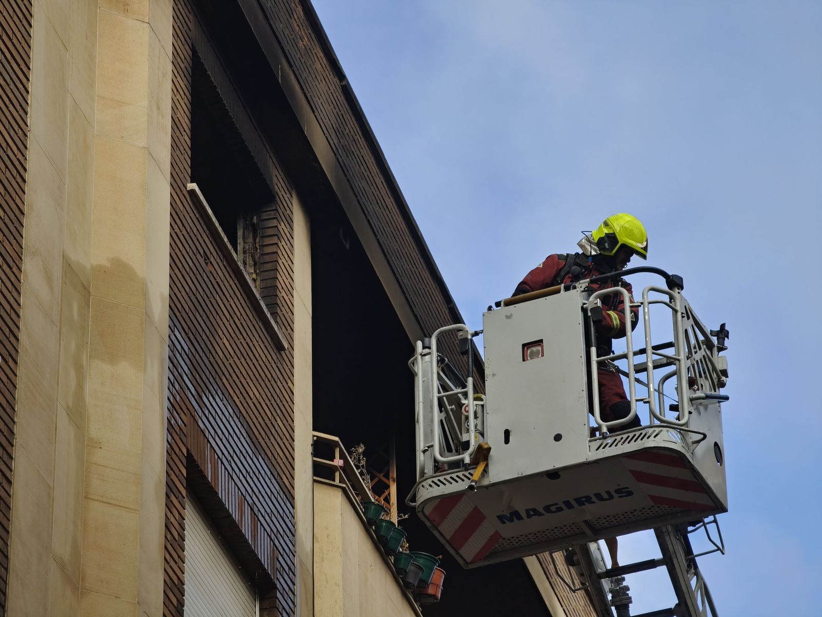 Los bomberos sofocan un incendio en una vivienda de la calle Diego de Almagro