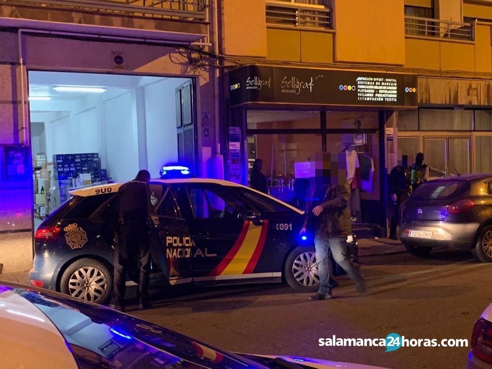 Policía en la calle Joaquín Costa 8